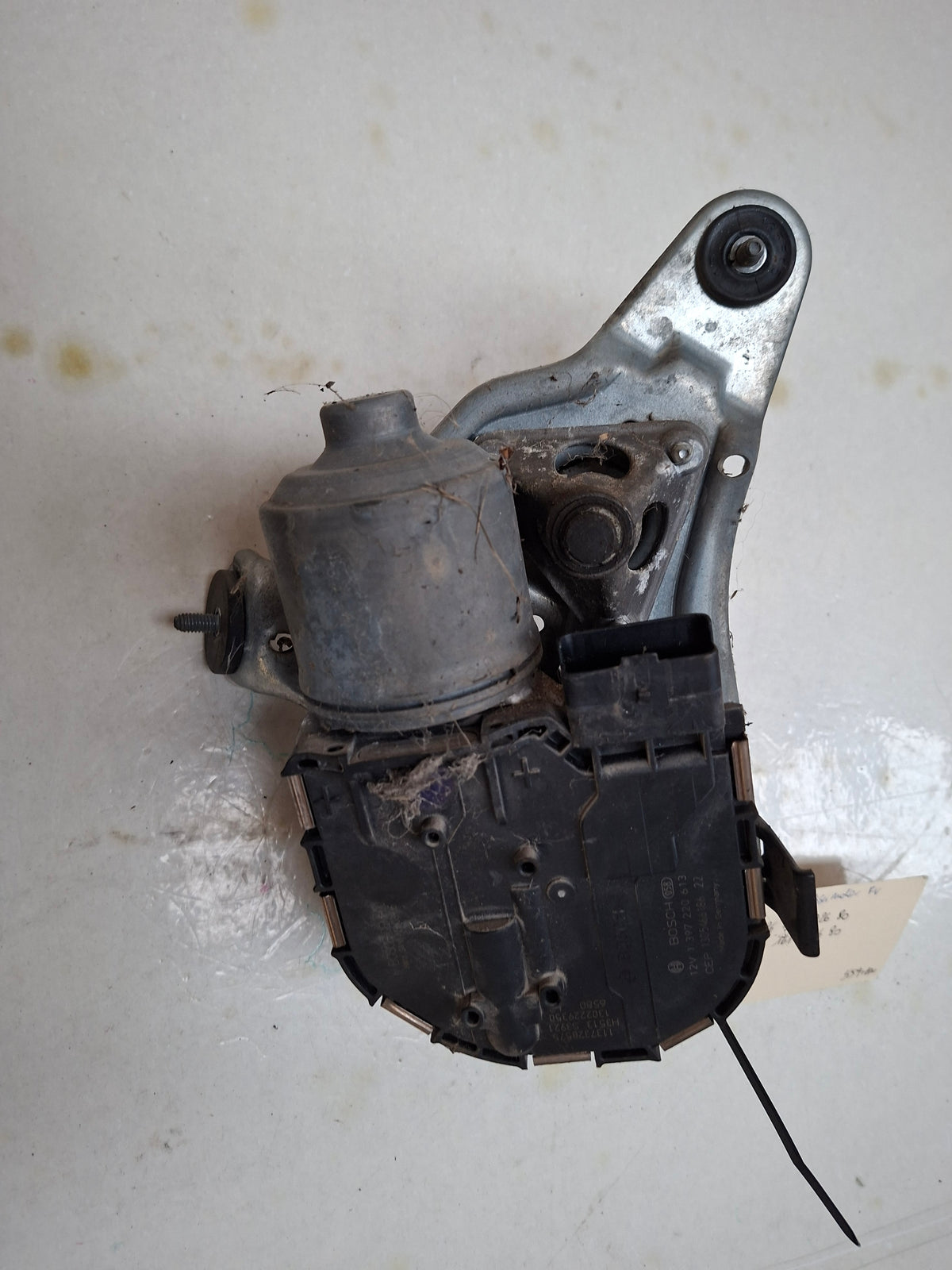 Originele ruitenwissermotor rechtsvoor van een Peugeot 508 Berline (OEM 96 774 726 80 / 98 161 726 80), bouwjaar 2013