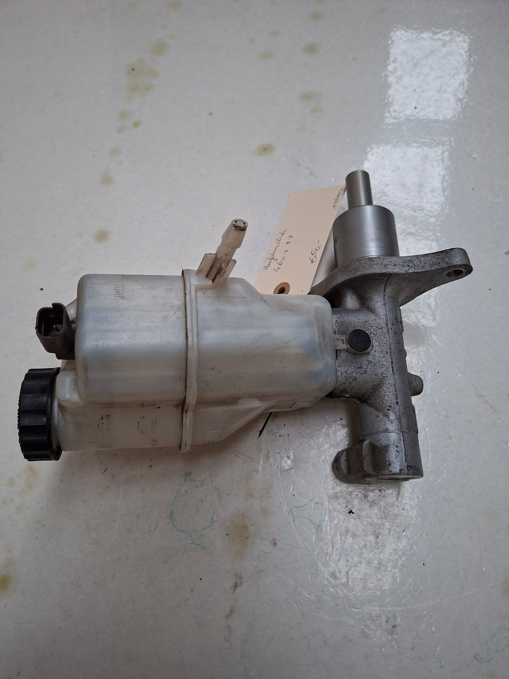 Originele hoofdremcilinder van een Peugeot 508 Berline 2.0 HDi (OEM 4601 Y7), bouwjaar 2013