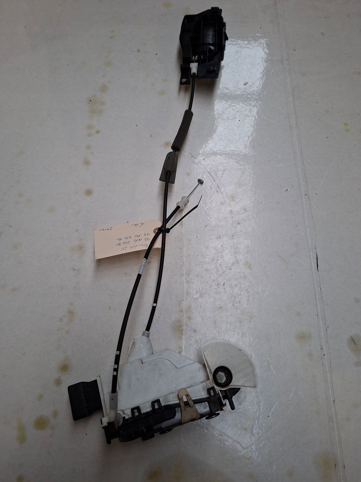 Origineel deurslot linksvoor van een Peugeot 508 Berline (OEM 98 006 256 80 / 98 192 630 80), bouwjaar 2013