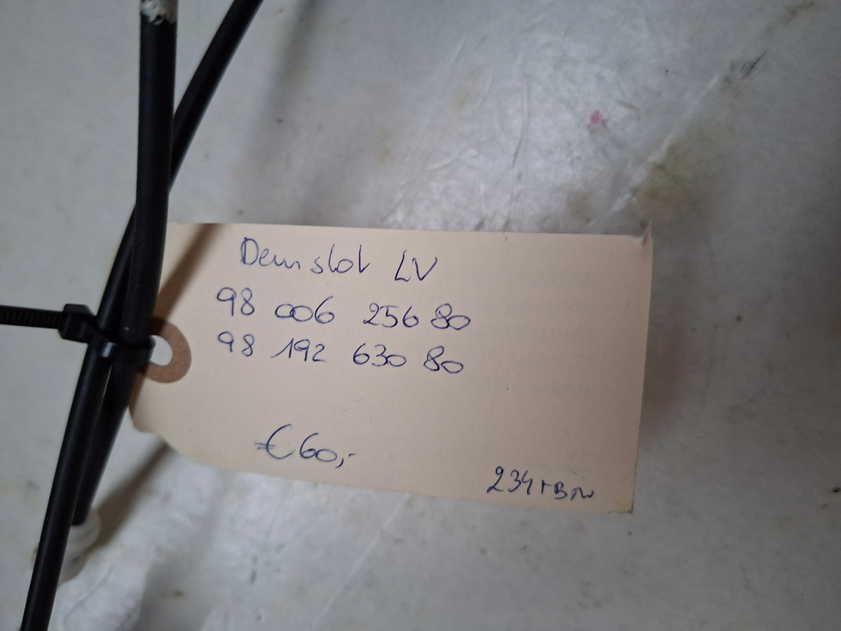 Origineel deurslot linksvoor van een Peugeot 508 Berline (OEM 98 006 256 80 / 98 192 630 80), bouwjaar 2013