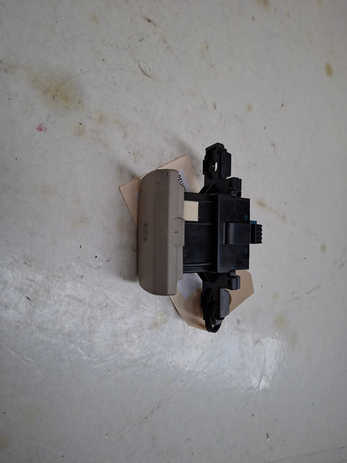 Originele knop elektrische parkeerrem van een Peugeot 508 Berline (OEM 96 772 967 BK), bouwjaar 2013