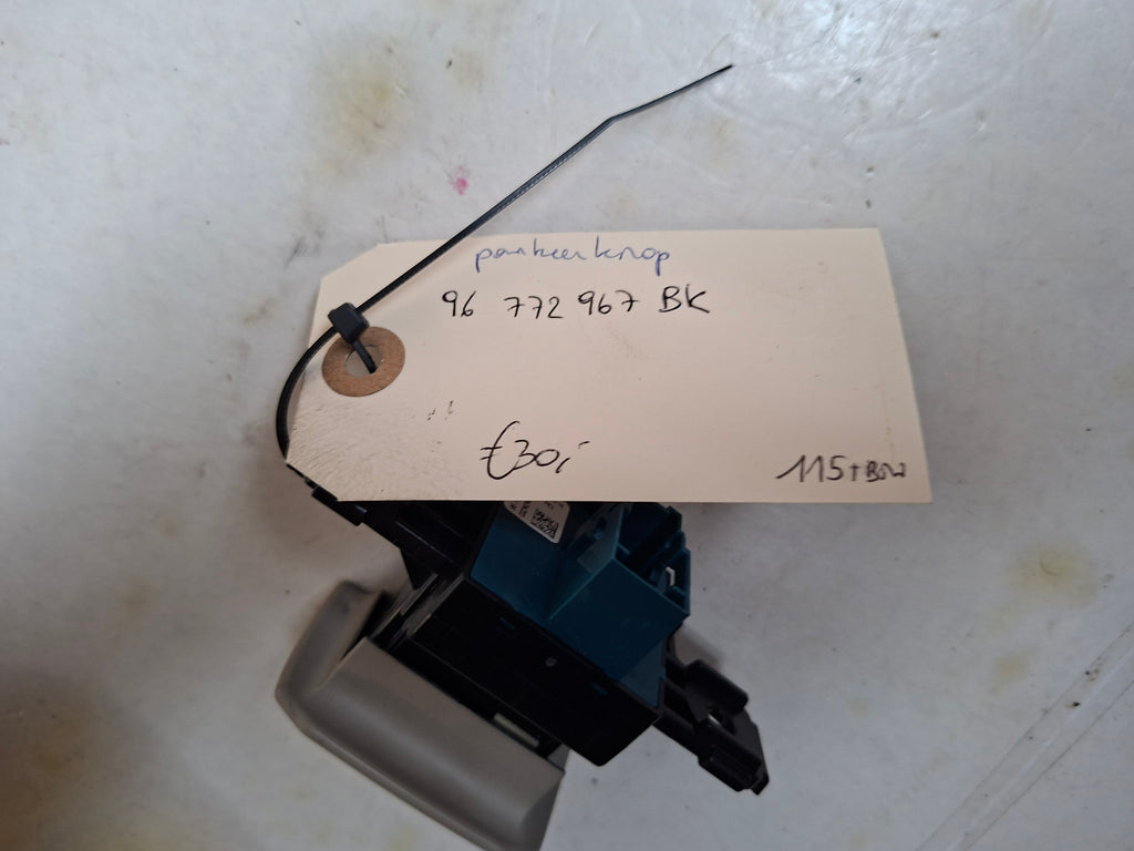 Originele knop elektrische parkeerrem van een Peugeot 508 Berline (OEM 96 772 967 BK), bouwjaar 2013