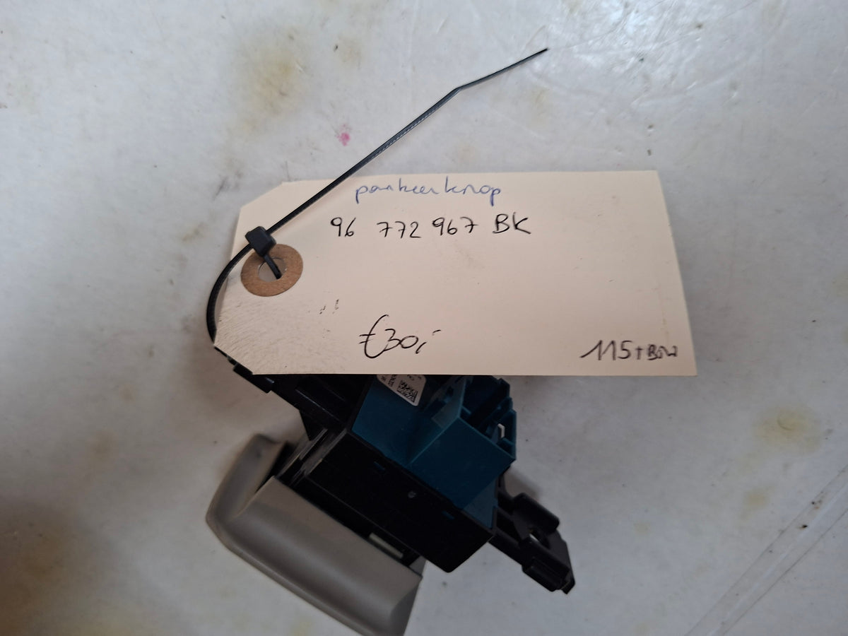 Originele knop elektrische parkeerrem van een Peugeot 508 Berline (OEM 96 772 967 BK), bouwjaar 2013
