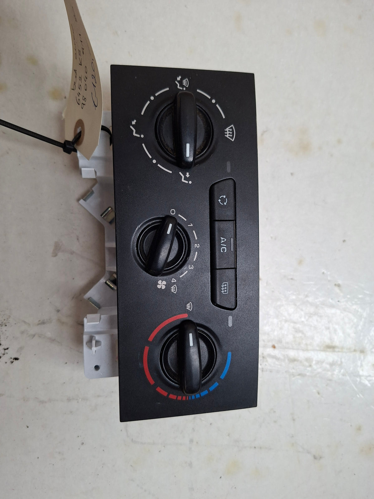 Originele bediening airco van een Peugeot Partner B9 (OEM 6452 K8 / 98 040 911 80), bouwjaar 2018