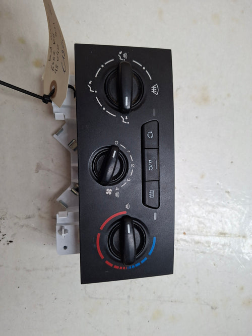 Originele bediening airco van een Peugeot Partner B9 (OEM 6452 K8 / 98 040 911 80), bouwjaar 2018