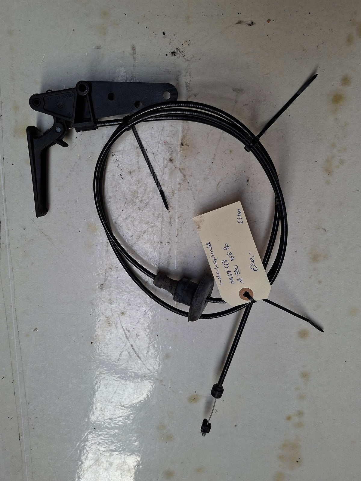 Originele motorkapkabel van een Peugeot Partner B9 (OEM 7937 Q8 / 16 880 458 80), bouwjaar 2018