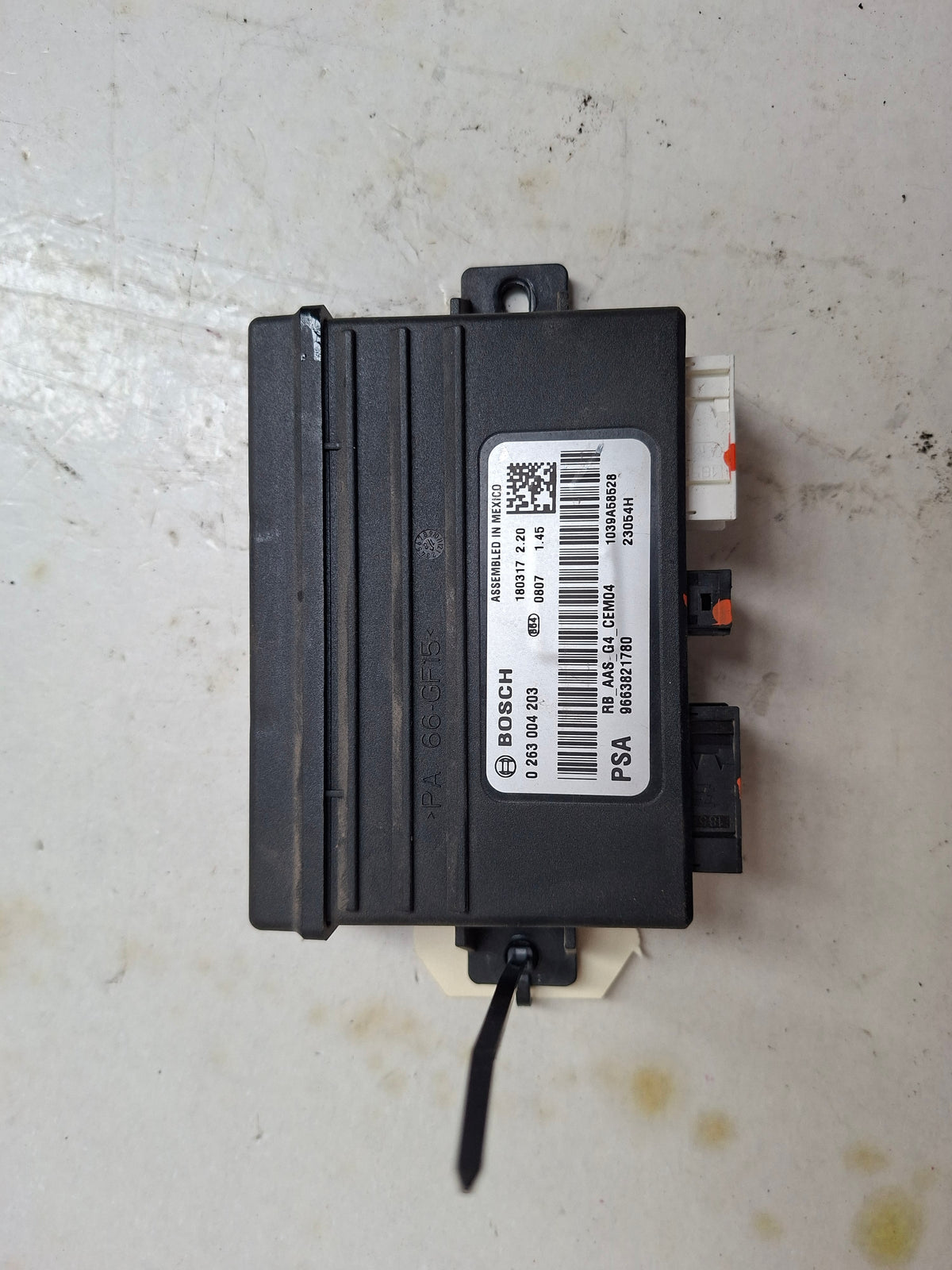 Originele PDC-module achter van een Peugeot Partner B9 (OEM 16 135 842 80), bouwjaar 2018