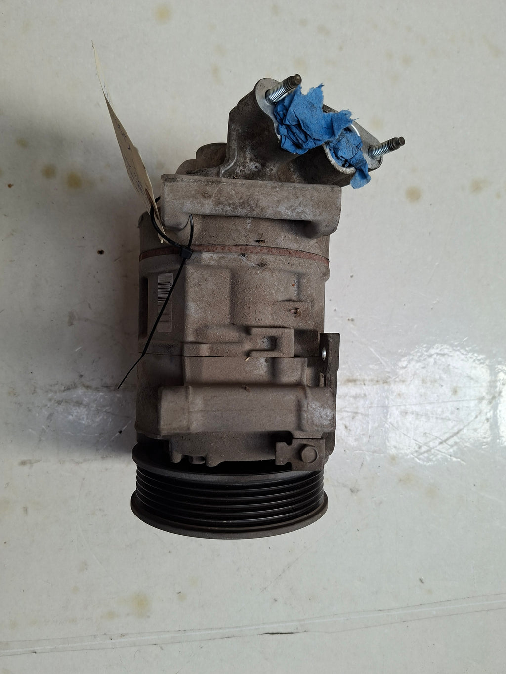 Originele aircocompressor van een Peugeot Partner B9 (OEM 98 028 757 80 / 98 197 149 80), bouwjaar 2018