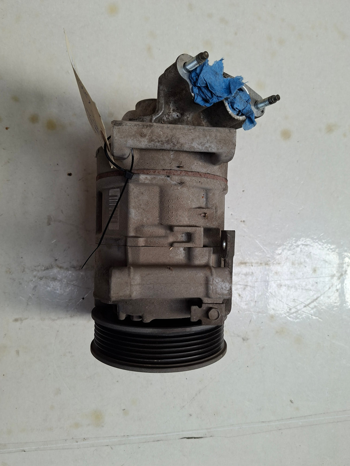 Originele aircocompressor van een Peugeot Partner B9 (OEM 98 028 757 80 / 98 197 149 80), bouwjaar 2018
