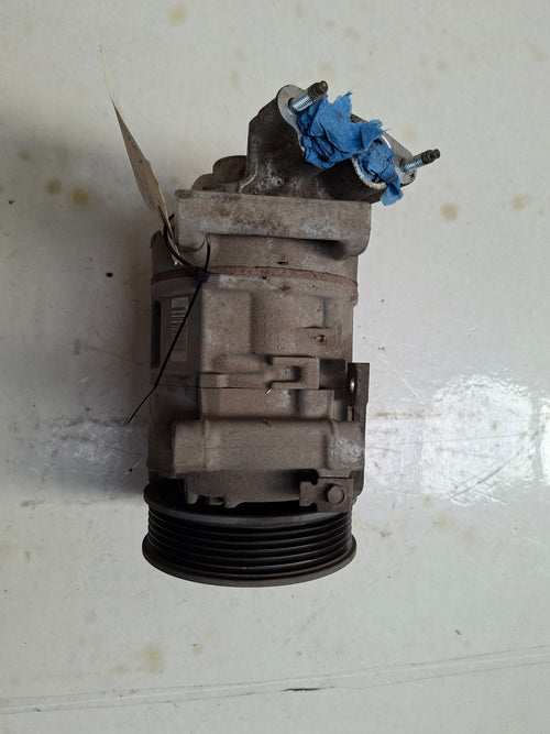 Originele aircocompressor van een Peugeot Partner B9 (OEM 98 028 757 80 / 98 197 149 80), bouwjaar 2018