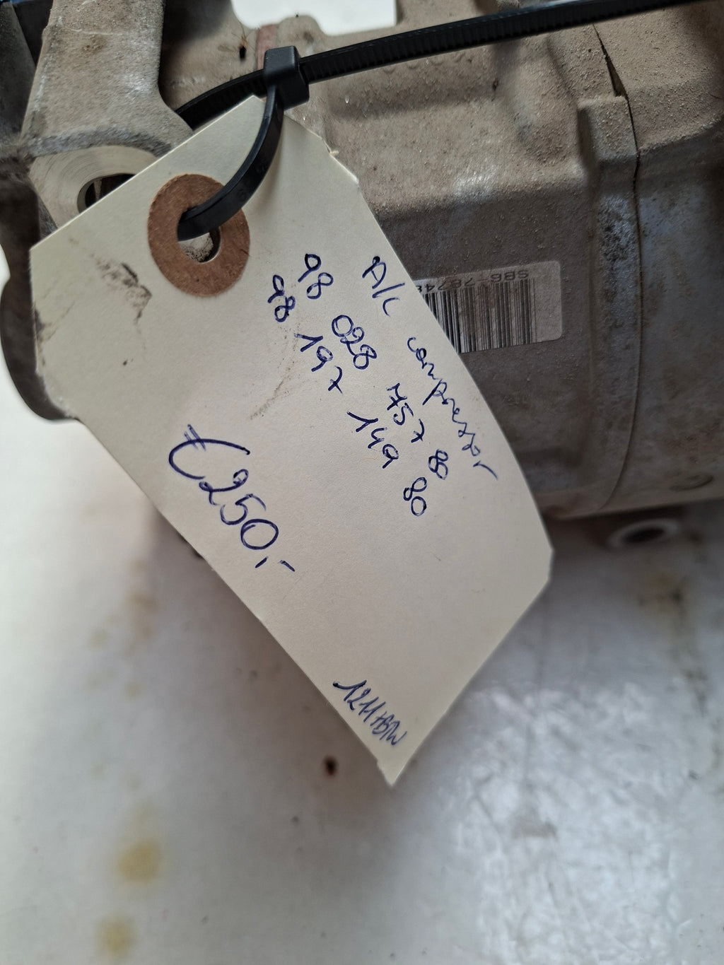 Originele aircocompressor van een Peugeot Partner B9 (OEM 98 028 757 80 / 98 197 149 80), bouwjaar 2018