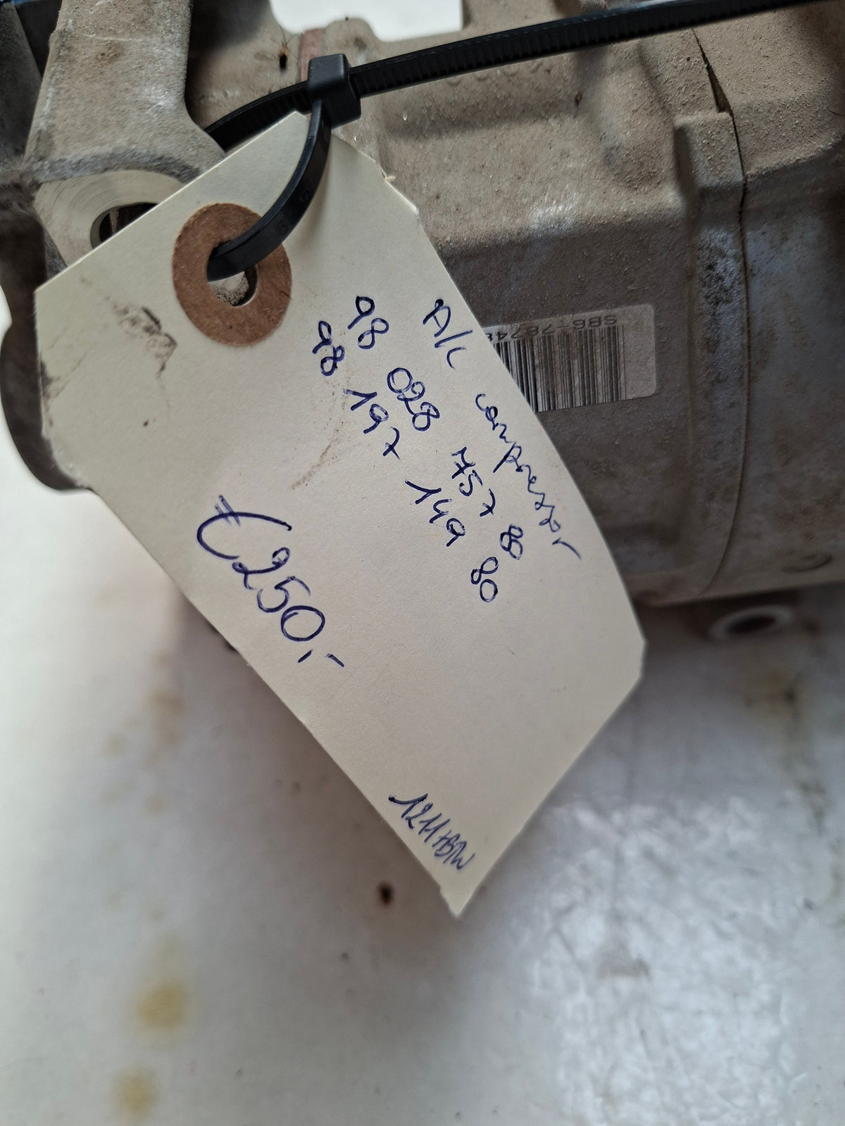 Originele aircocompressor van een Peugeot Partner B9 (OEM 98 028 757 80 / 98 197 149 80), bouwjaar 2018