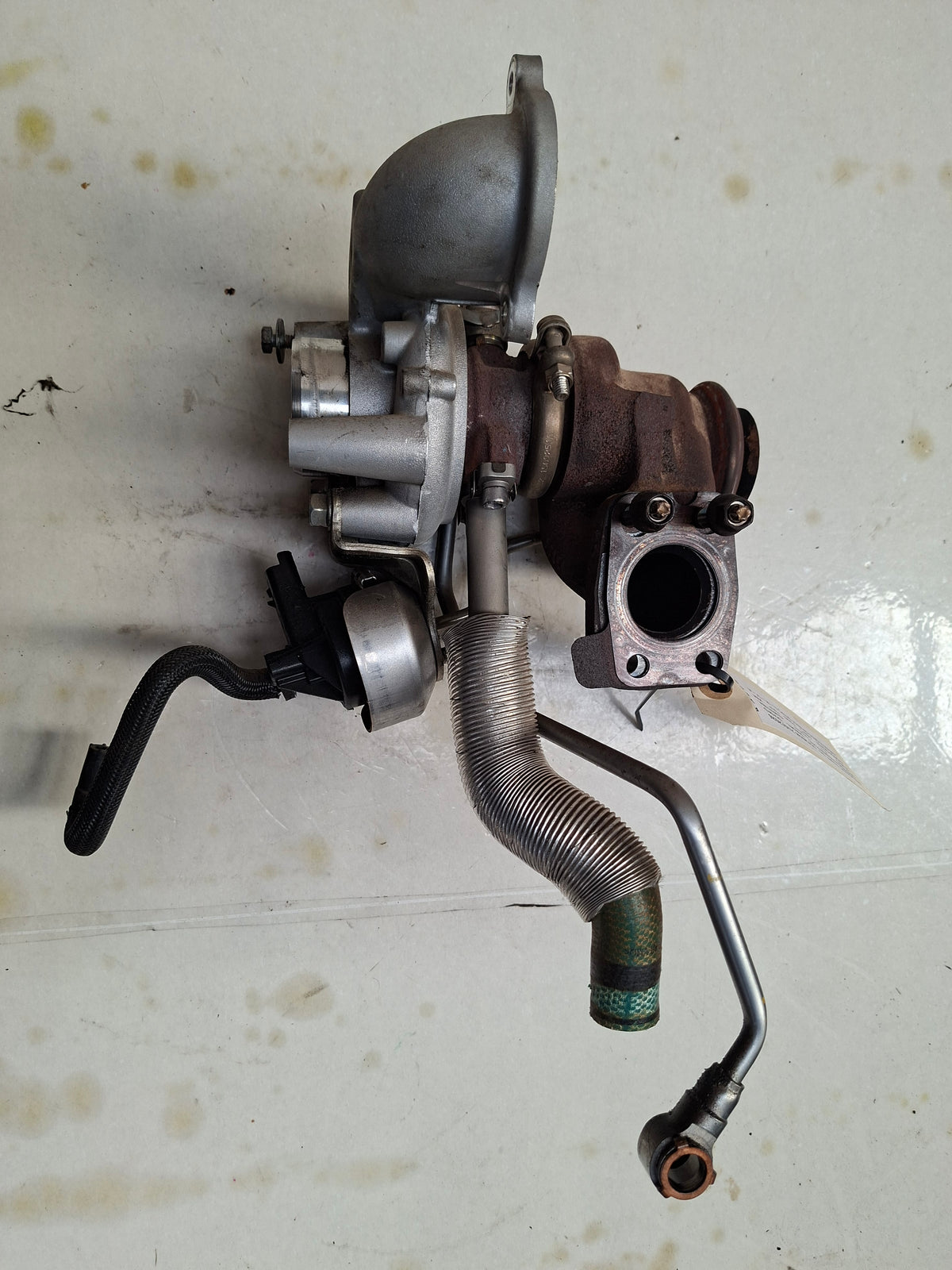 Originele turbo van een Peugeot Partner B9 (OEM 98 420 965 80 / 16 111 391 80), bouwjaar 2018