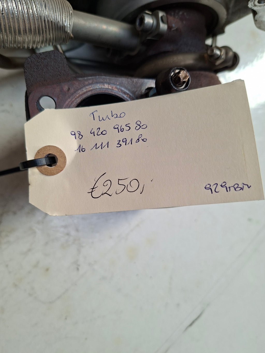 Originele turbo van een Peugeot Partner B9 (OEM 98 420 965 80 / 16 111 391 80), bouwjaar 2018