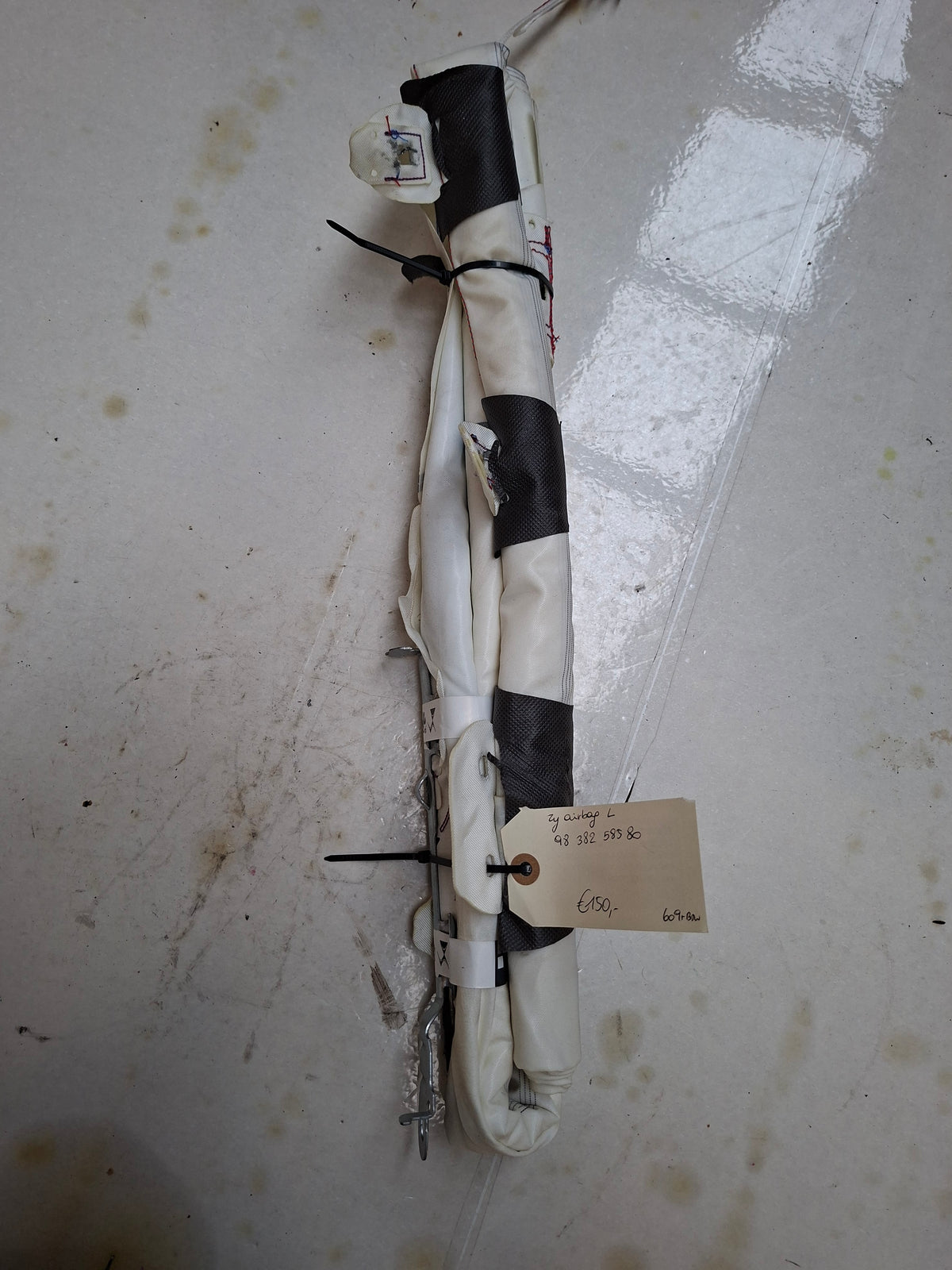 Originele zijairbag links van een Peugeot 2008 P24 (OEM 98 382 585 80), bouwjaar 2025
