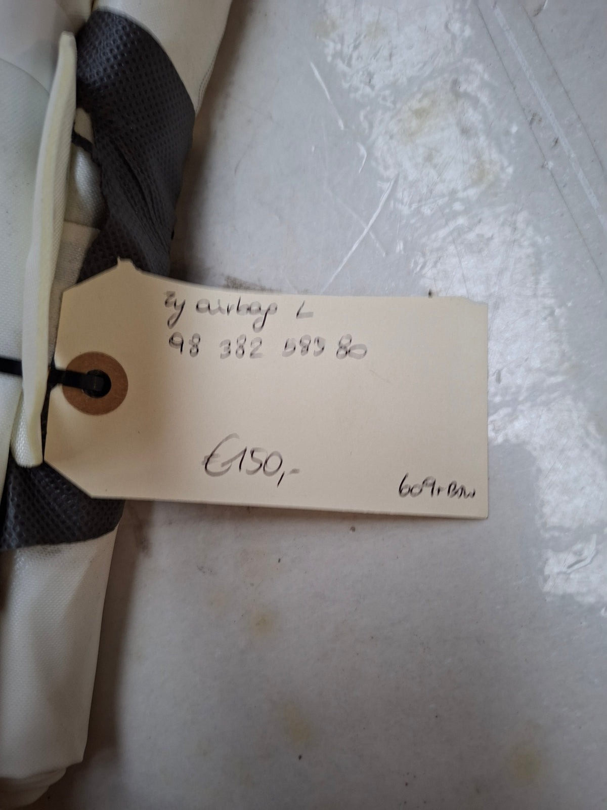 Originele zijairbag links van een Peugeot 2008 P24 (OEM 98 382 585 80), bouwjaar 2025