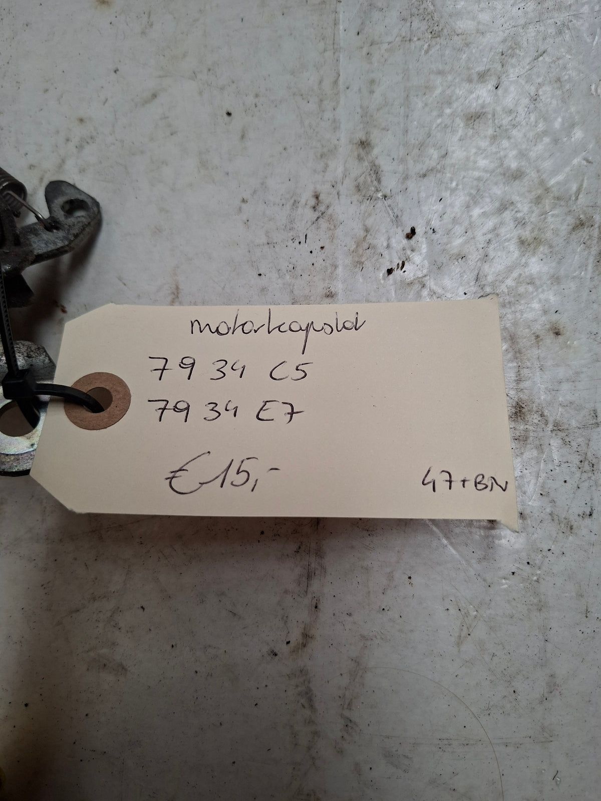 Origineel motorkapslot van een Peugeot Partner B9 (OEM 7934 C5 / 7934 E7), bouwjaar 2008