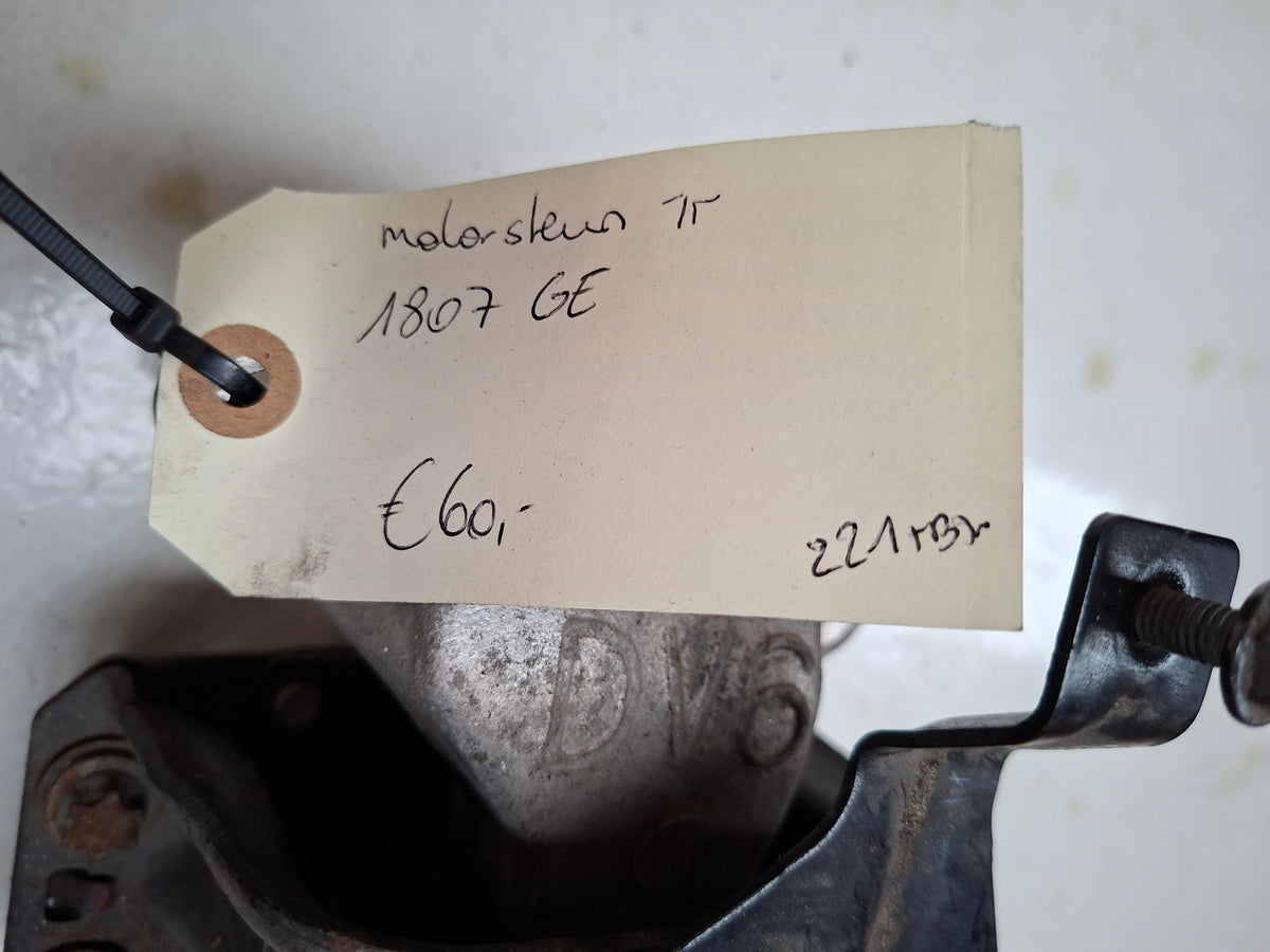 Originele motorsteun van een Peugeot Partner B9 (OEM 1807 GE), bouwjaar 2008