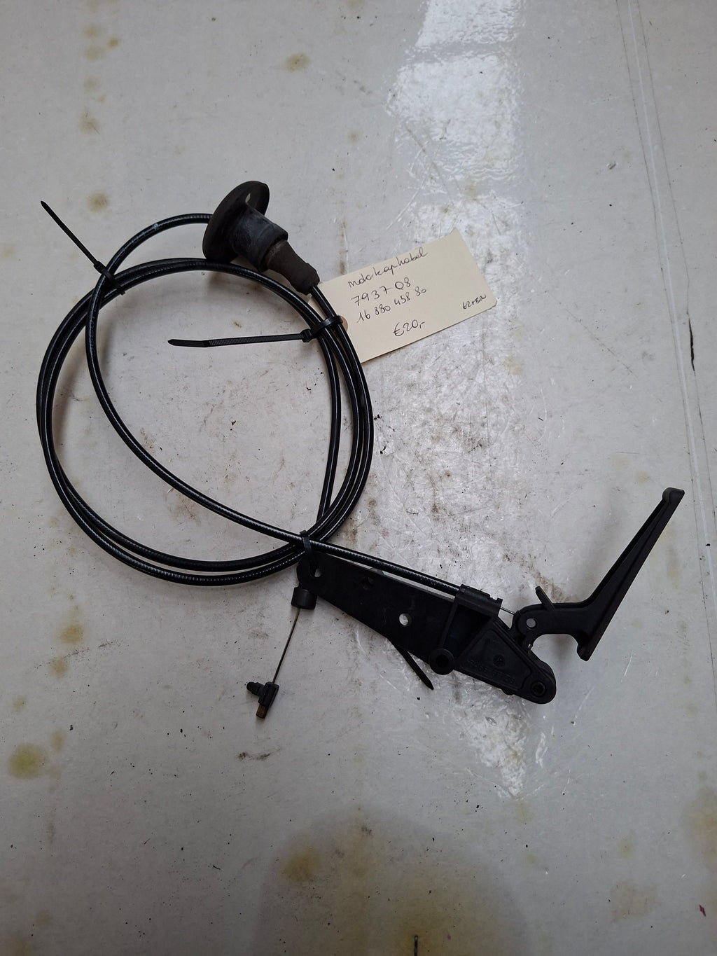 Originele motorkapkabel van een Peugeot Partner B9 (OEM 7937 Q8 / 16 880 458 80), bouwjaar 2008