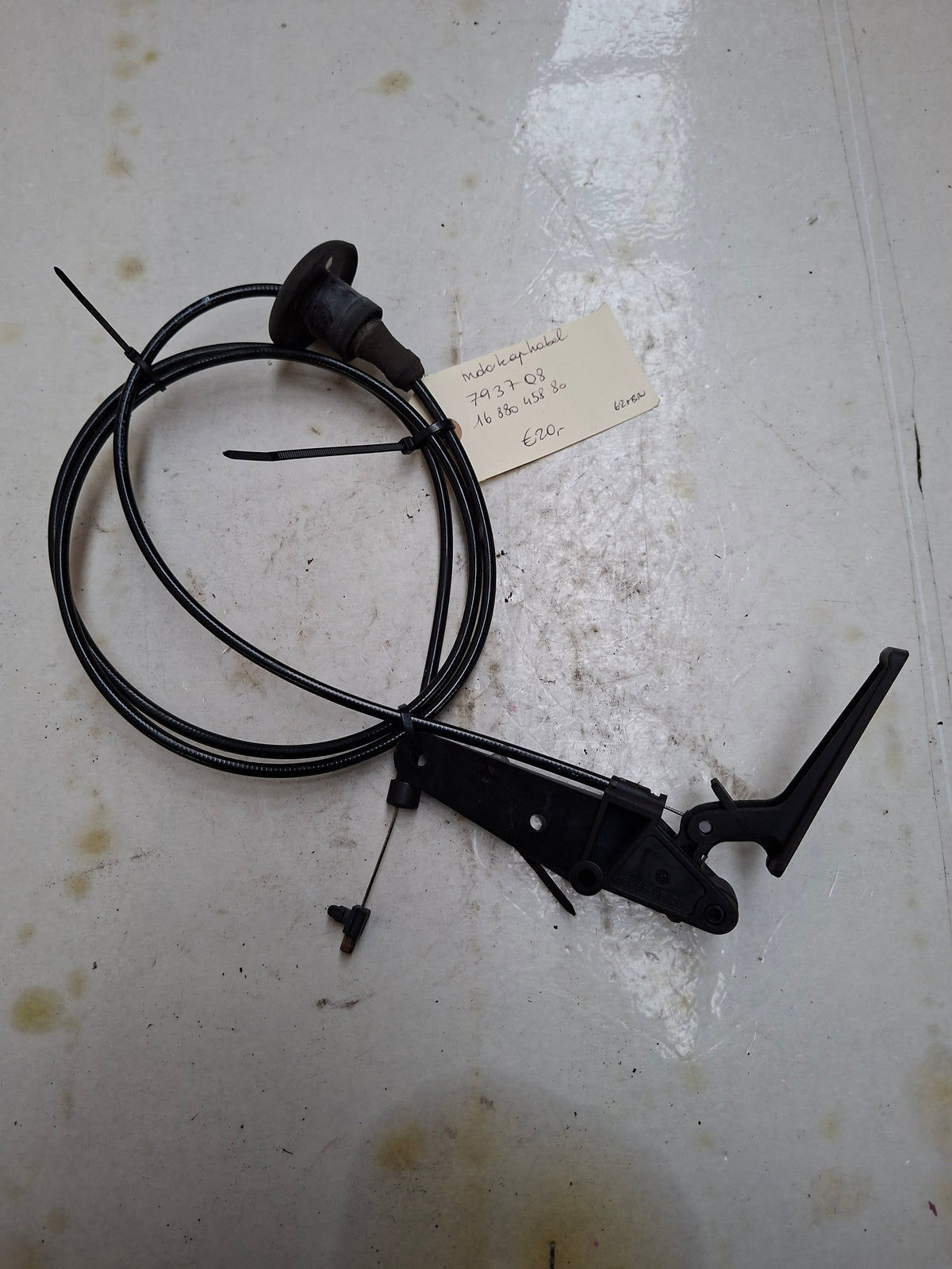 Originele motorkapkabel van een Peugeot Partner B9 (OEM 7937 Q8 / 16 880 458 80), bouwjaar 2008