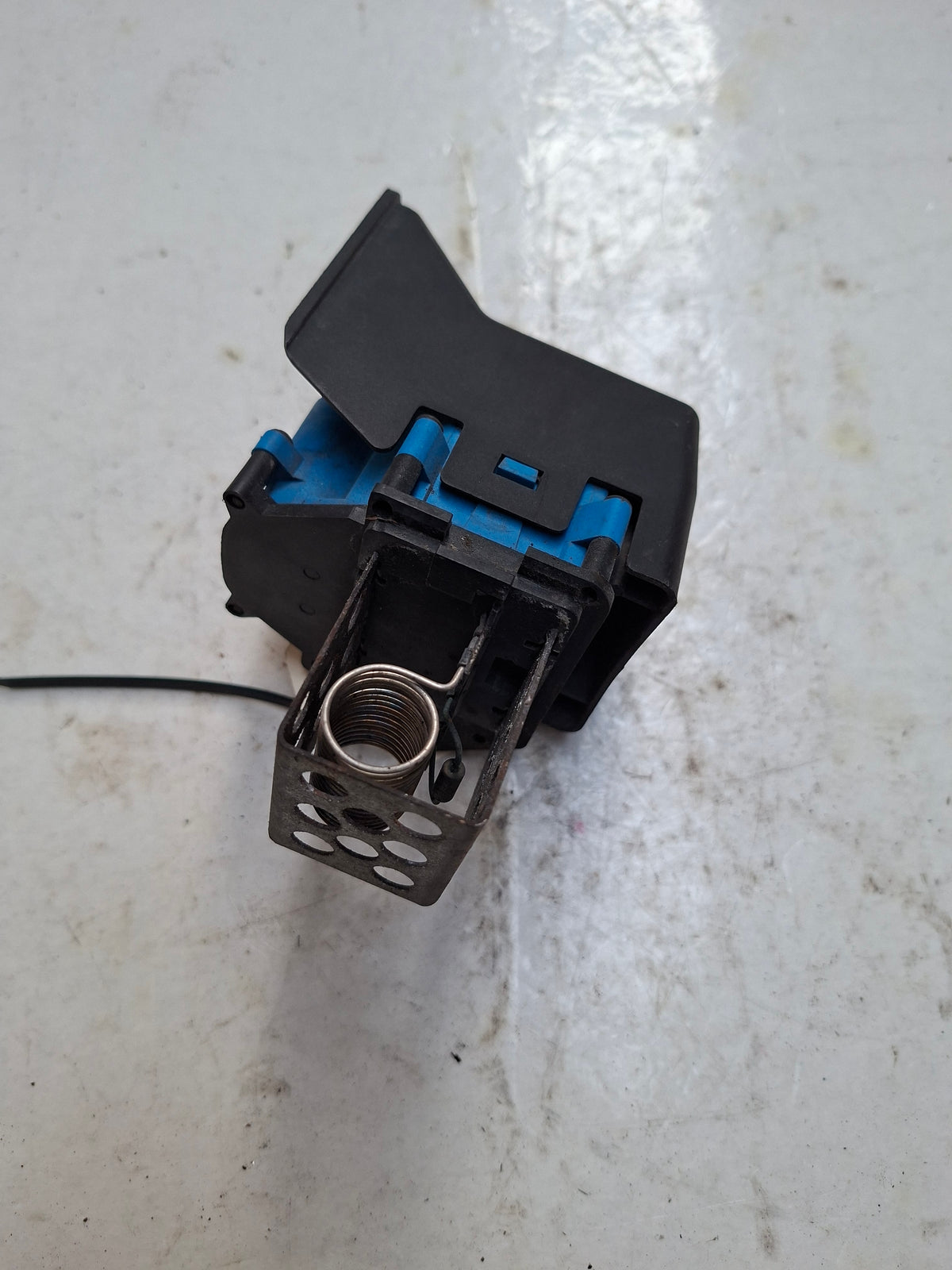 Originele weerstand ventilator van een Peugeot Partner B9 (OEM 1308 CP / 98 470 197 80), bouwjaar 2008
