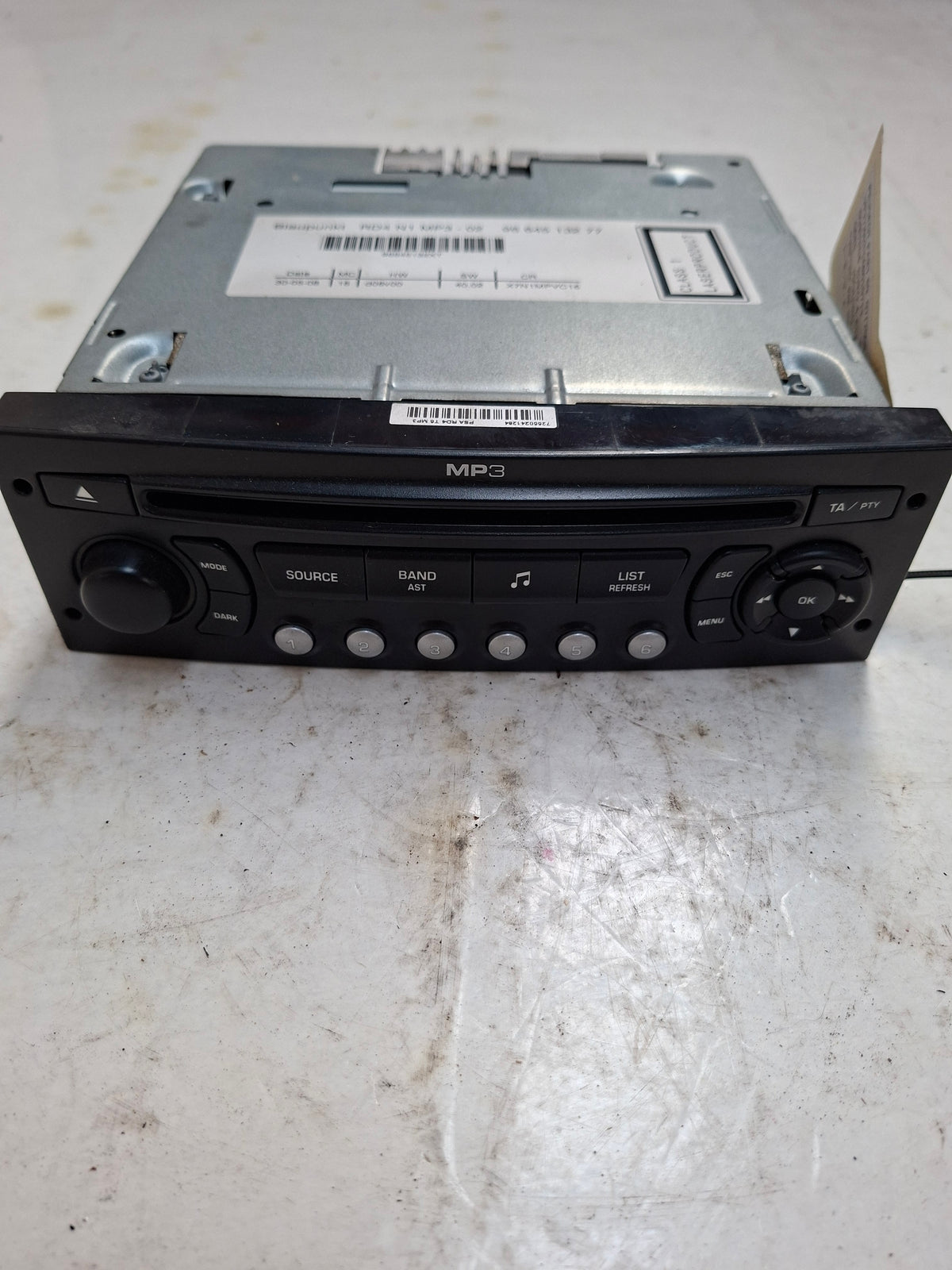Originele radio van een Peugeot Partner B9 (OEM 6579 99 / 16 142 014 80), bouwjaar 2008