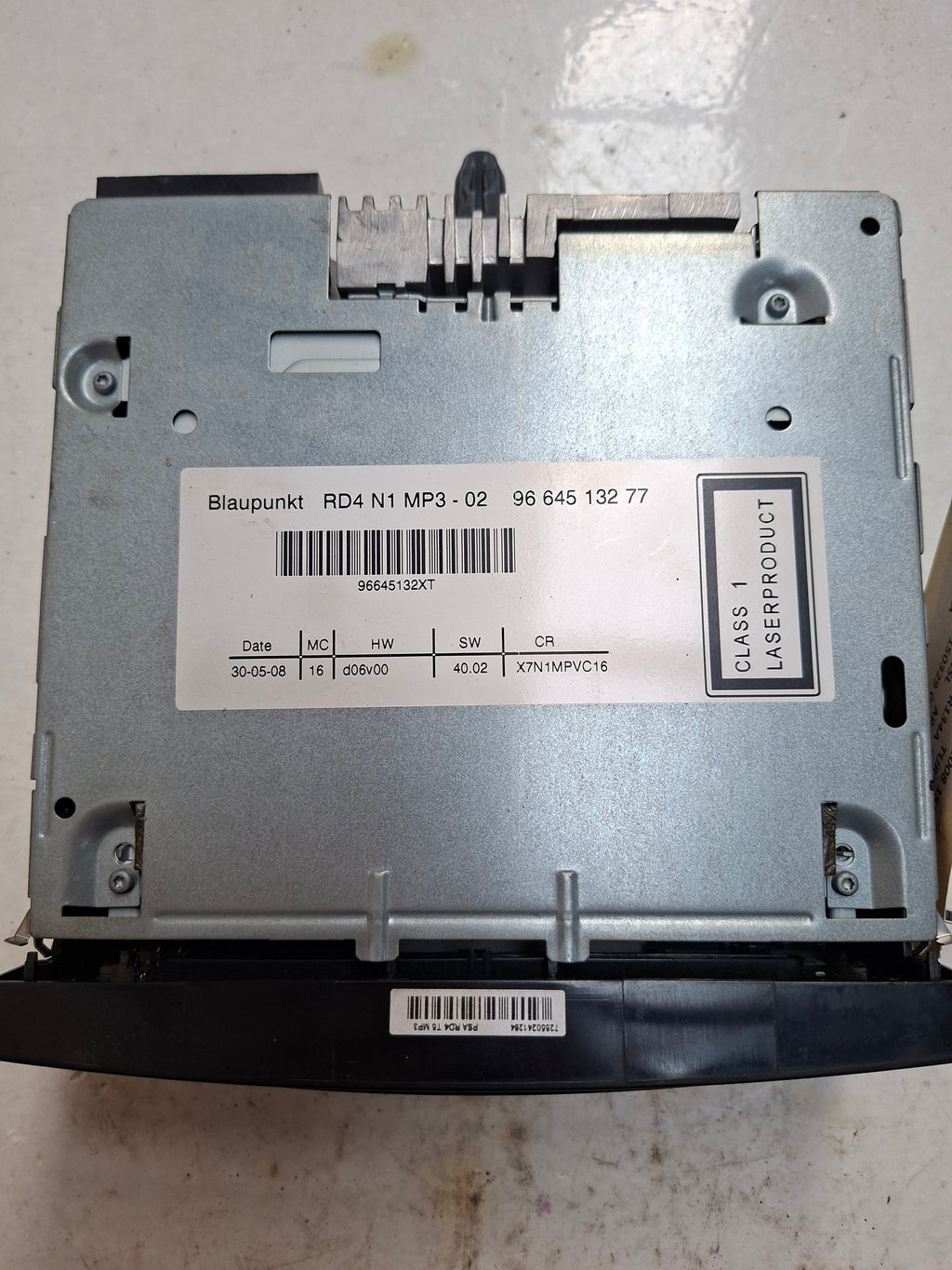 Originele radio van een Peugeot Partner B9 (OEM 6579 99 / 16 142 014 80), bouwjaar 2008