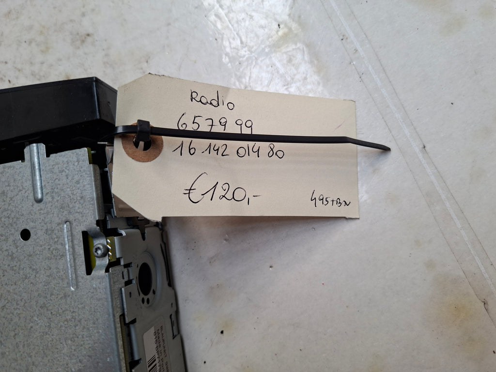 Originele radio van een Peugeot Partner B9 (OEM 6579 99 / 16 142 014 80), bouwjaar 2008
