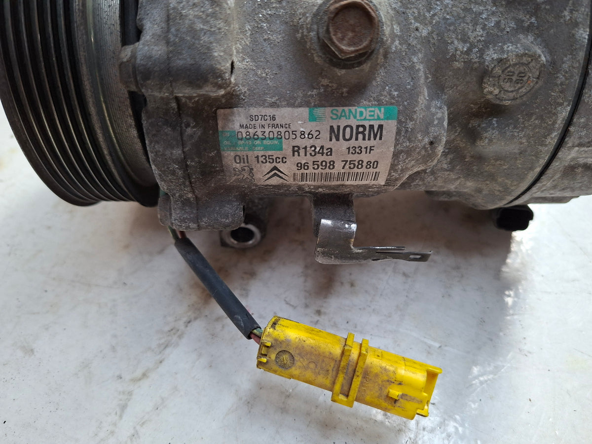 Originele aircocompressor van een Peugeot Partner B9 (OEM 6453 WN / 98 258 681 80 / 6453 WP / 6453 ZC), bouwjaar 2008