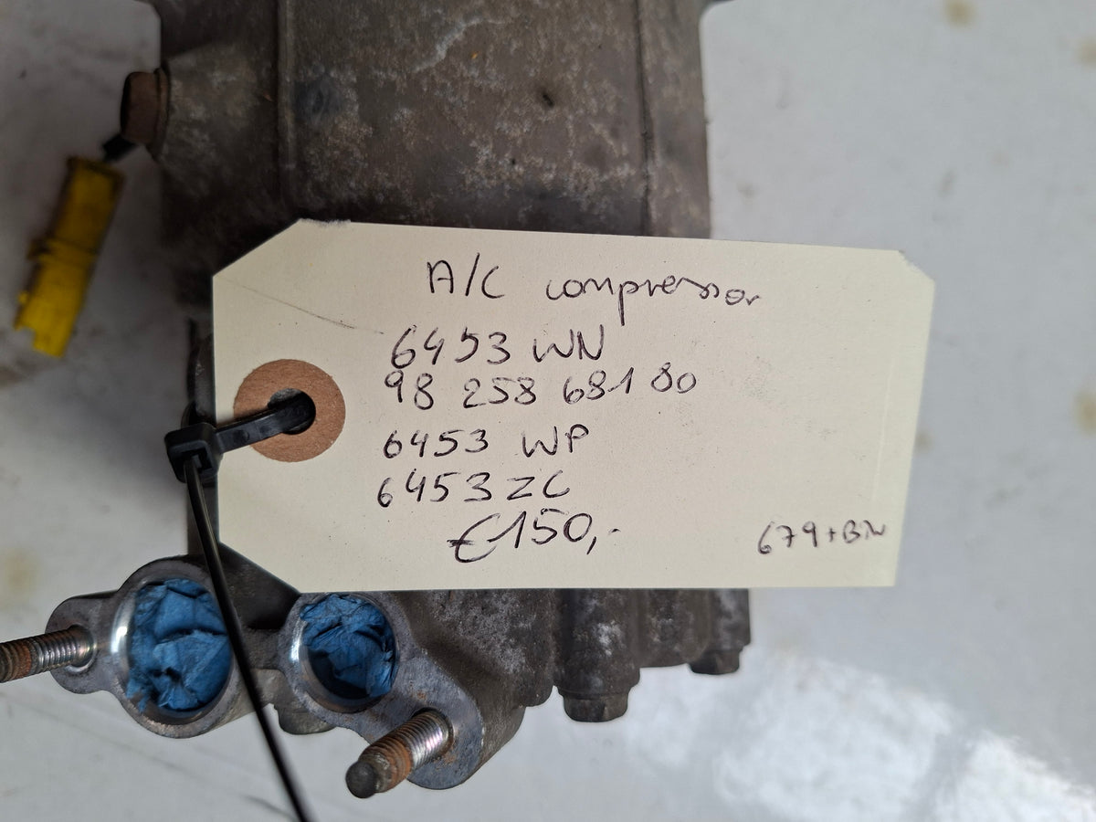 Originele aircocompressor van een Peugeot Partner B9 (OEM 6453 WN / 98 258 681 80 / 6453 WP / 6453 ZC), bouwjaar 2008