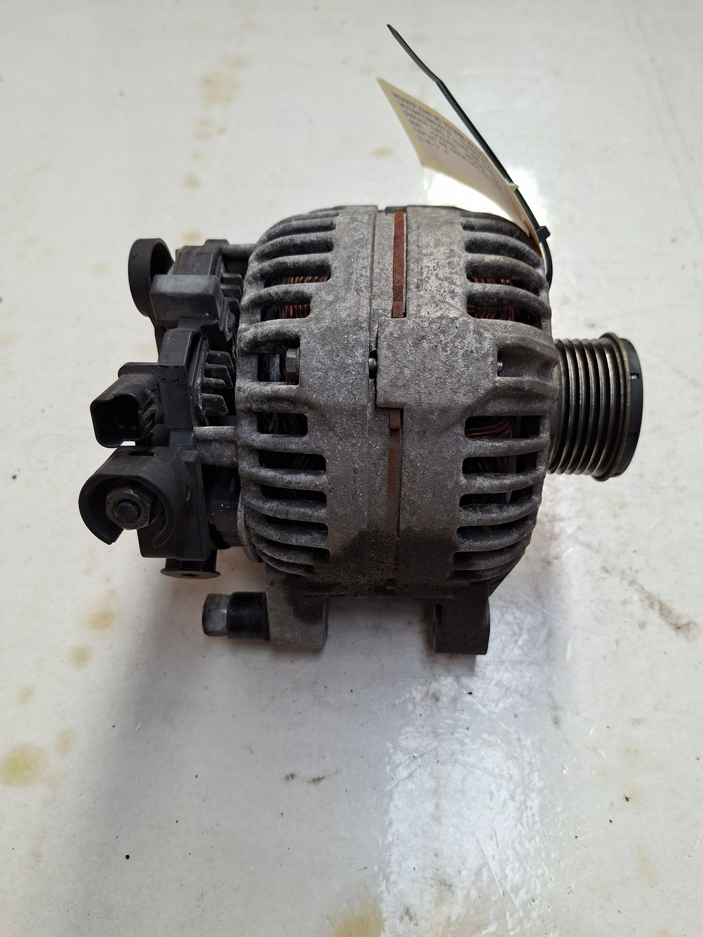 Originele alternator van een Peugeot Partner B9 (OEM 5705 NH / 5705 K9), bouwjaar 2008