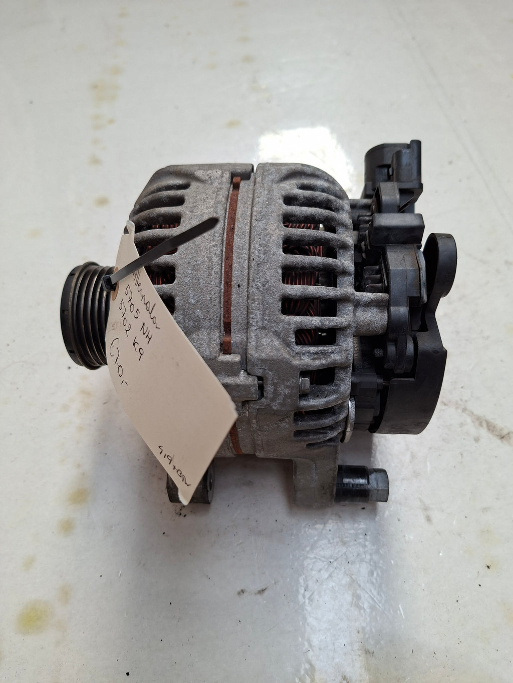 Originele alternator van een Peugeot Partner B9 (OEM 5705 NH / 5705 K9), bouwjaar 2008