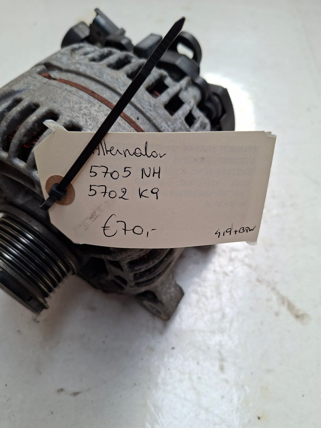Originele alternator van een Peugeot Partner B9 (OEM 5705 NH / 5705 K9), bouwjaar 2008