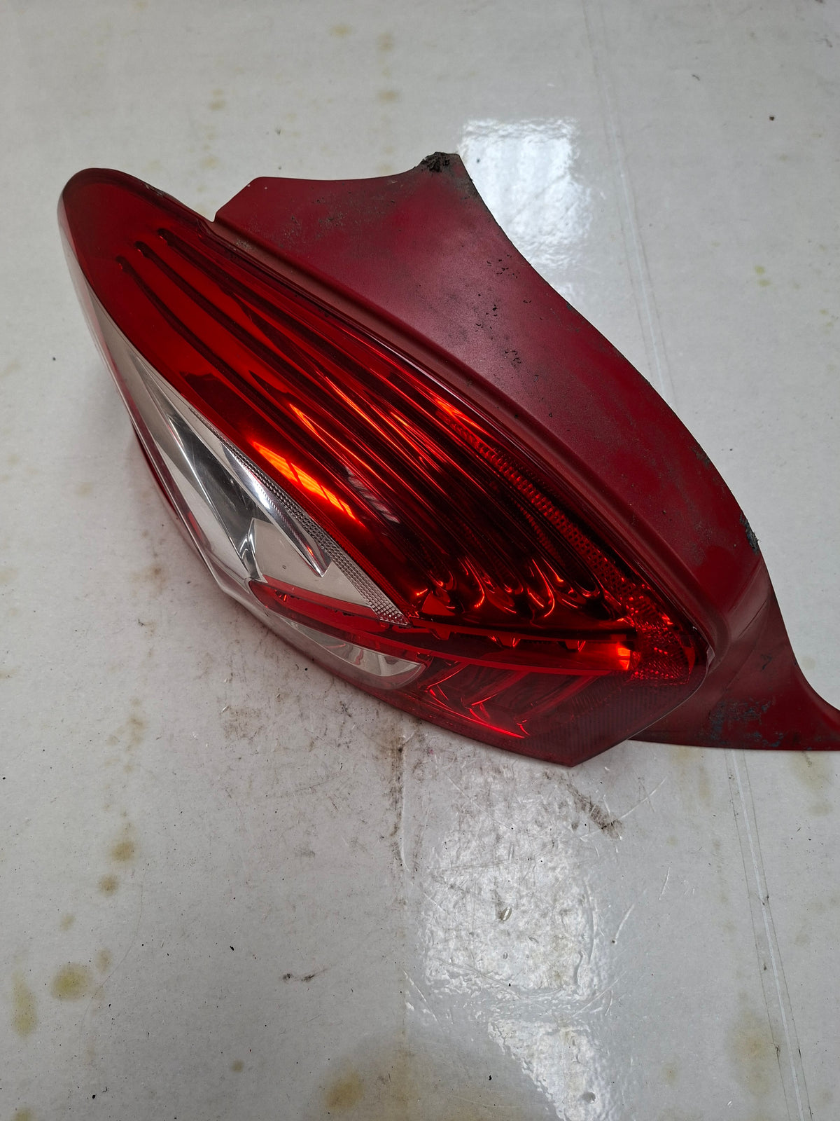 Origineel achterlicht links van een Peugeot 208 (OEM 96 726 282 80), bouwjaar 2013