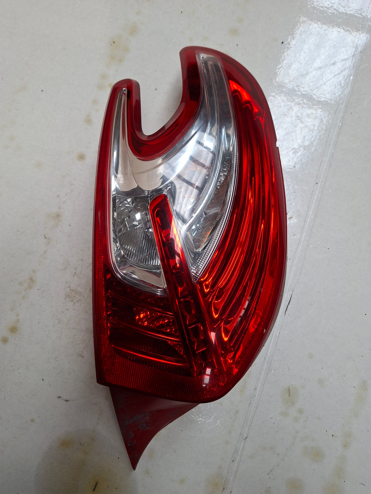 Origineel achterlicht links van een Peugeot 208 (OEM 96 726 282 80), bouwjaar 2013
