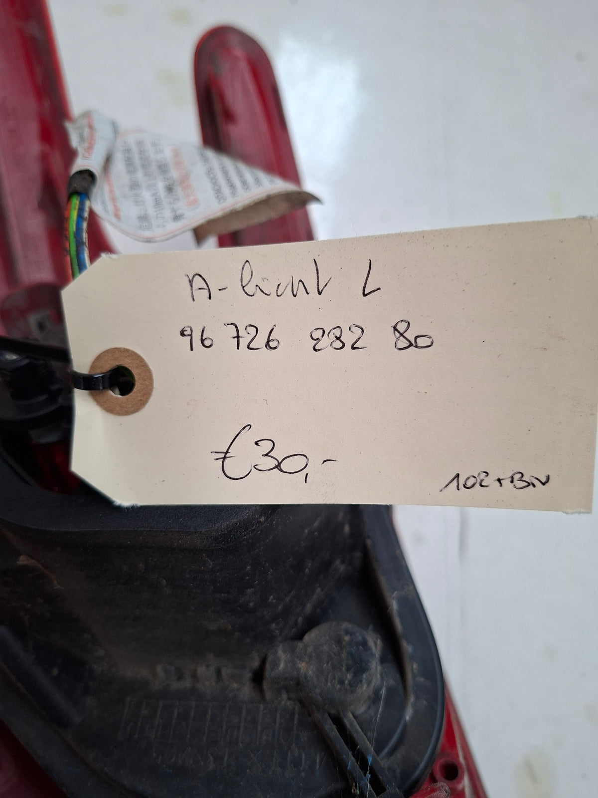Origineel achterlicht links van een Peugeot 208 (OEM 96 726 282 80), bouwjaar 2013
