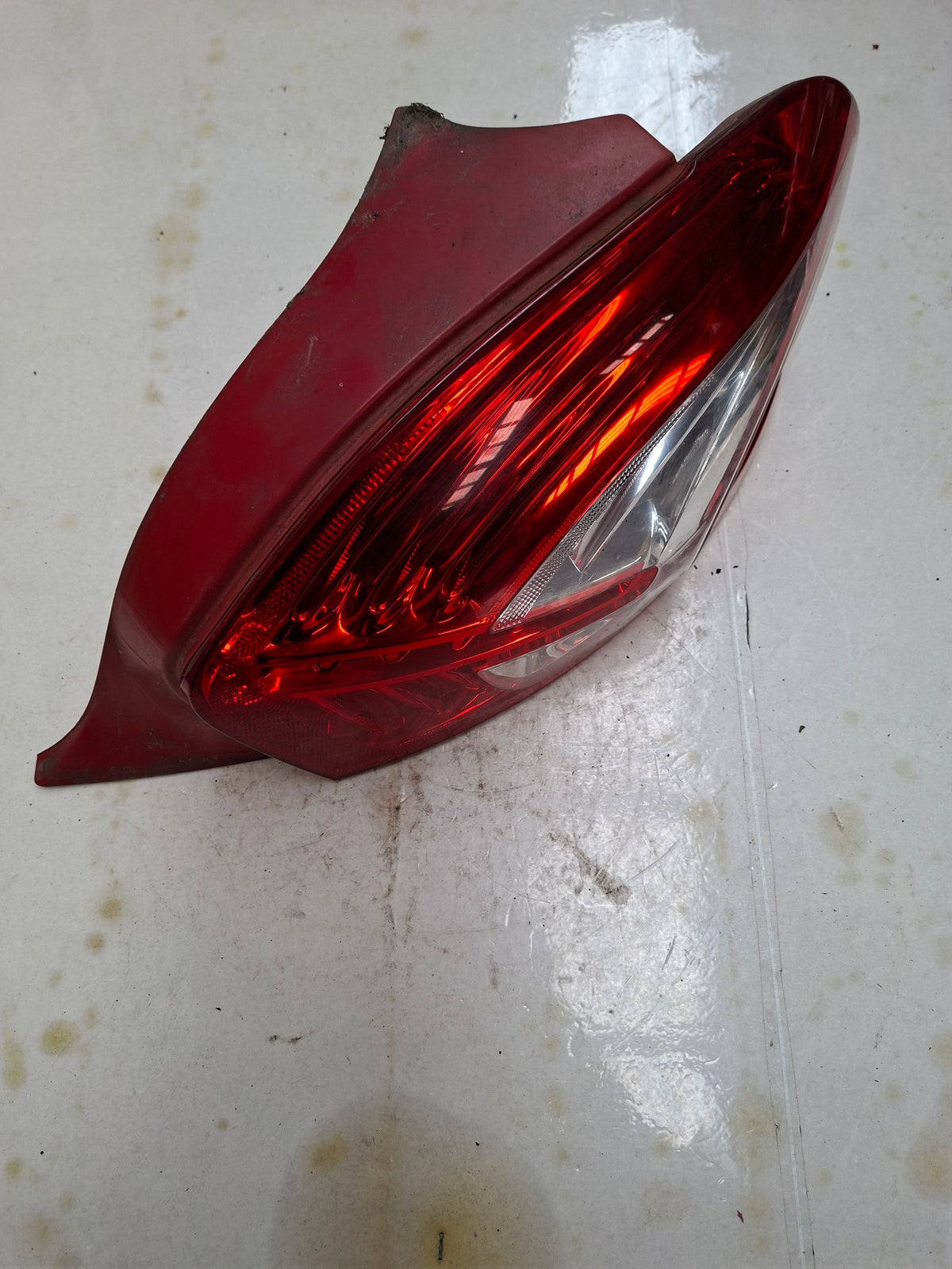 Origineel achterlicht rechts van een Peugeot 208 (OEM 96 726 283 80), bouwjaar 2013