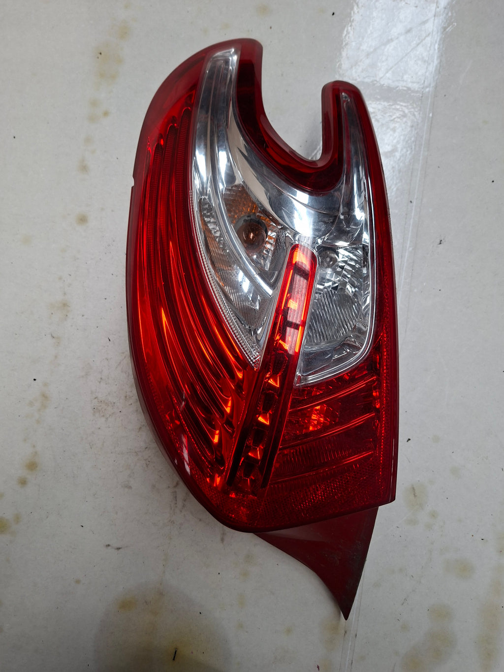 Origineel achterlicht rechts van een Peugeot 208 (OEM 96 726 283 80), bouwjaar 2013