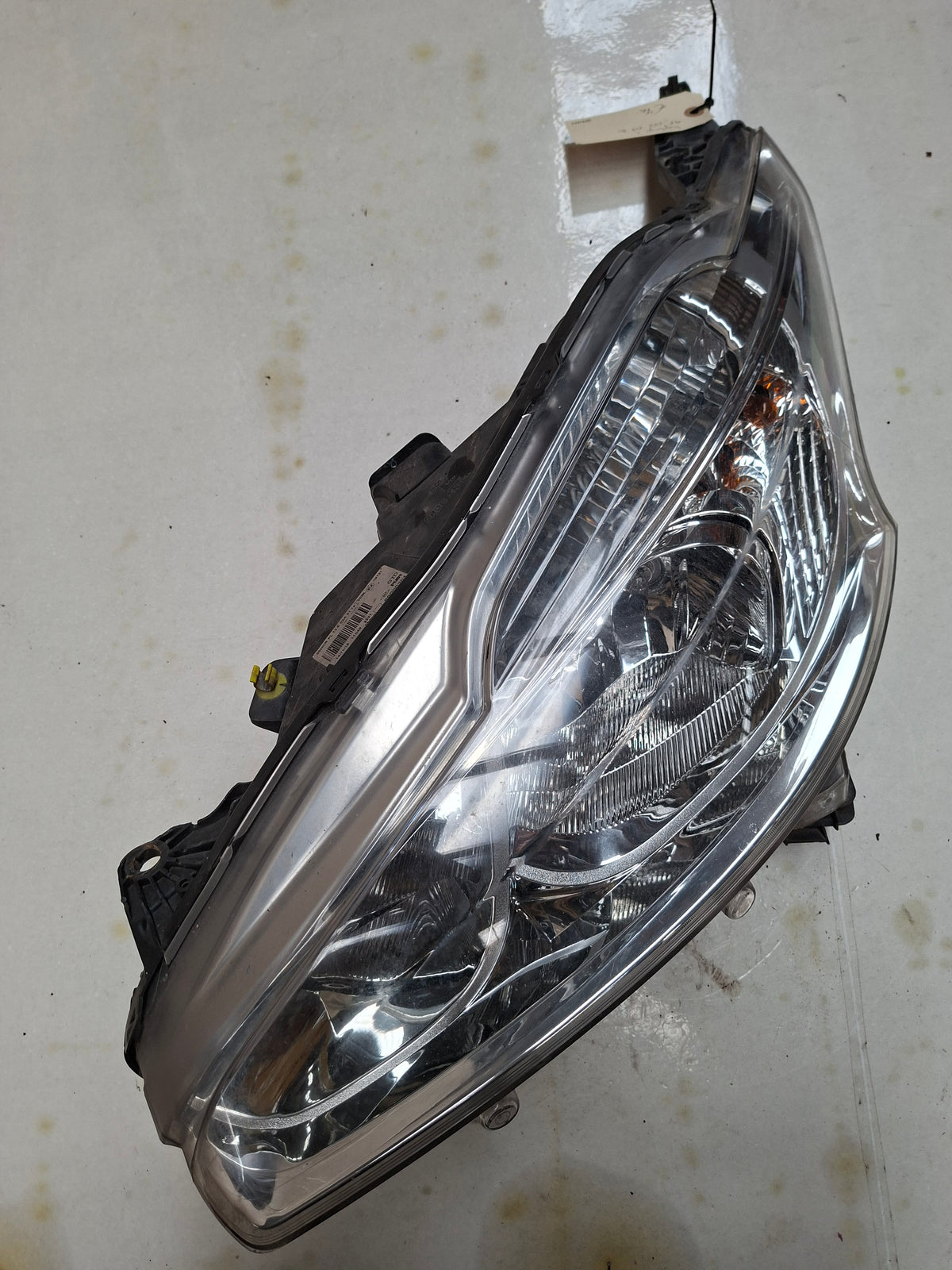 Originele koplamp links voor van een Peugeot 208 (OEM 98 022 218 80), bouwjaar 2013