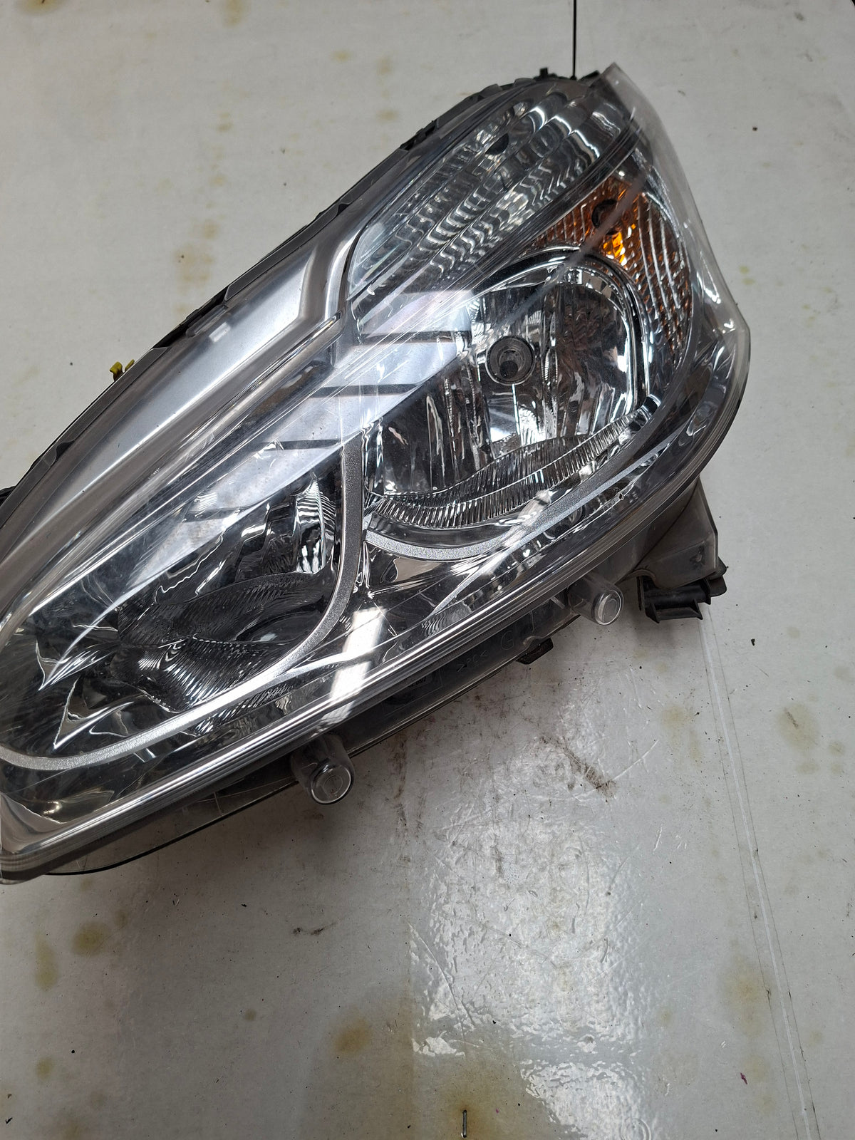Originele koplamp links voor van een Peugeot 208 (OEM 98 022 218 80), bouwjaar 2013