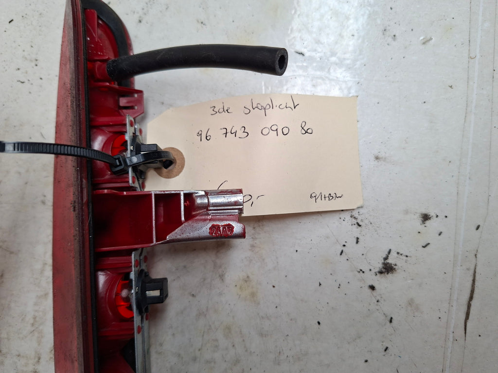 Origineel derde remlicht van een Peugeot 208 (OEM 96 743 090 80), bouwjaar 2013