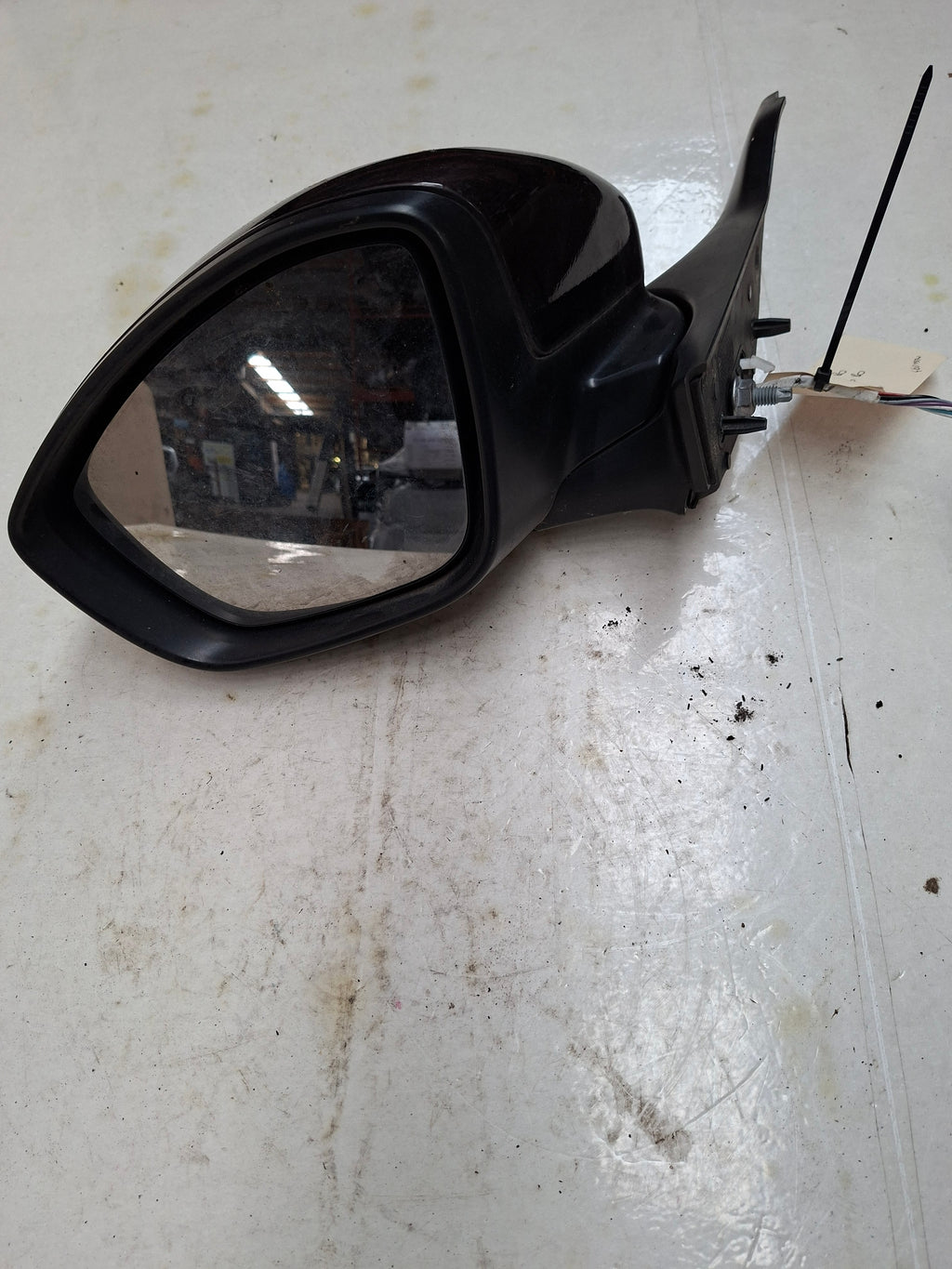 Originele buitenspiegel links van een Peugeot 208 (OEM 16 075 117 80 / 16 112 406 80), bouwjaar 2013
