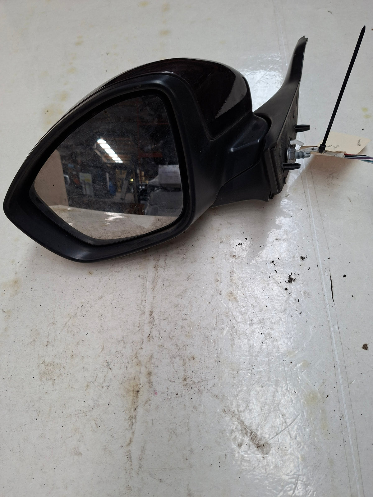 Originele buitenspiegel links van een Peugeot 208 (OEM 16 075 117 80 / 16 112 406 80), bouwjaar 2013