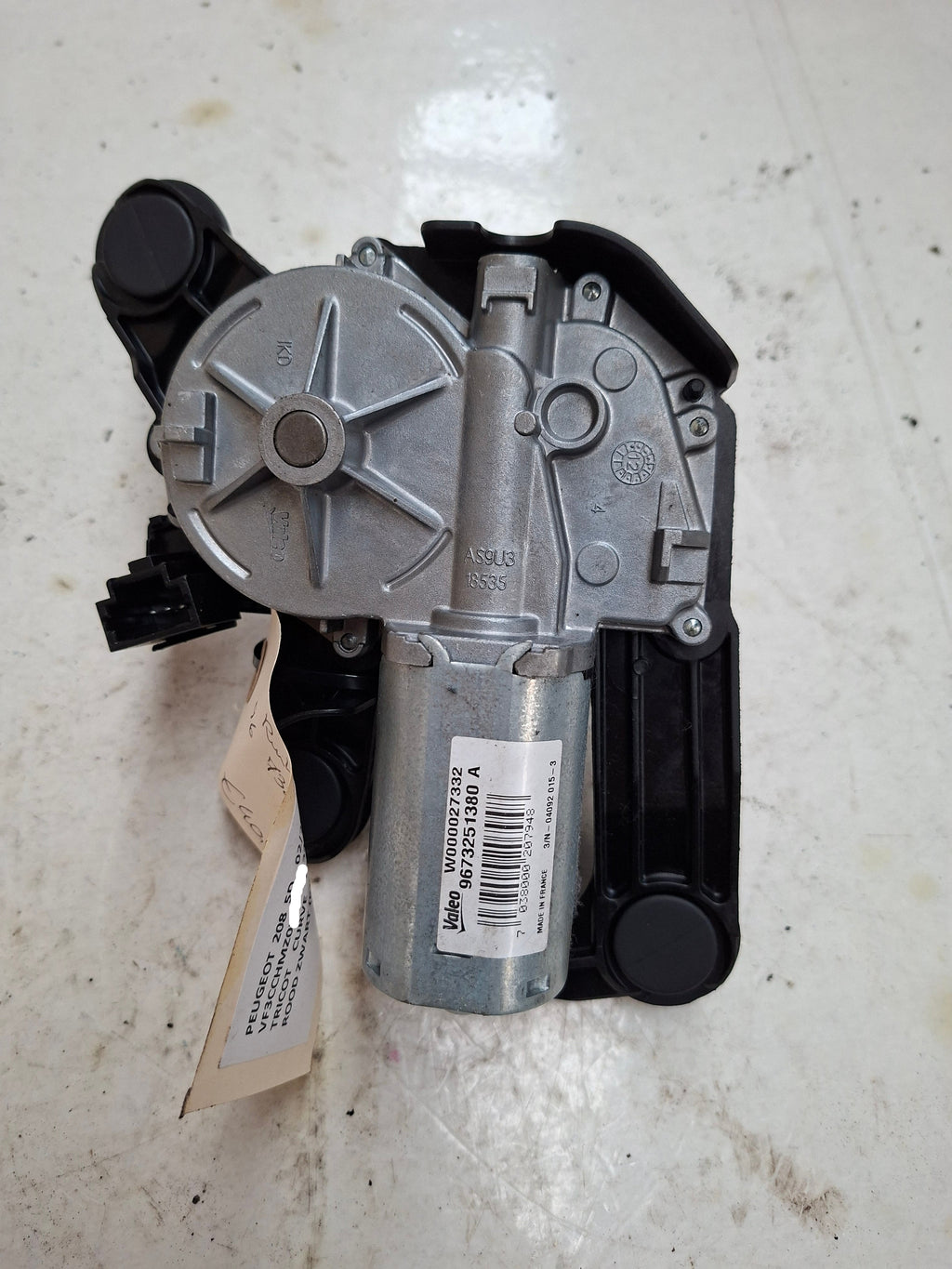 Originele ruitenwissermotor achter van een Peugeot 208 (OEM 96 732 513 80), bouwjaar 2013