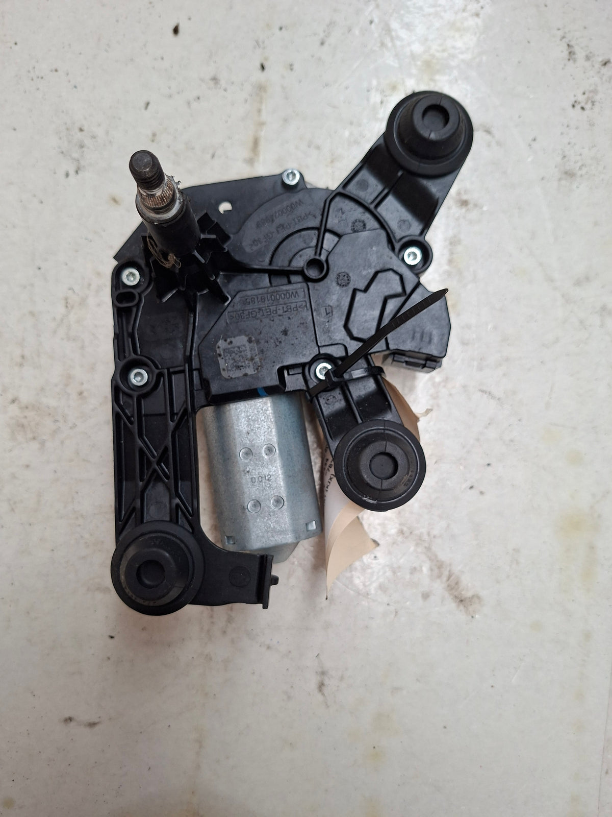 Originele ruitenwissermotor achter van een Peugeot 208 (OEM 96 732 513 80), bouwjaar 2013