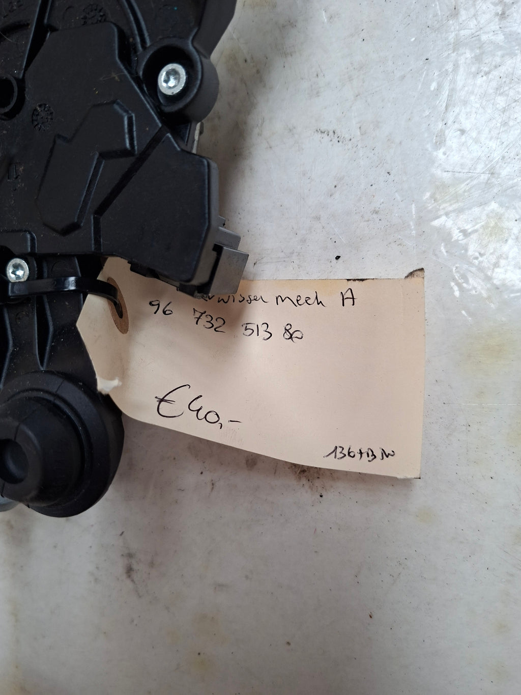 Originele ruitenwissermotor achter van een Peugeot 208 (OEM 96 732 513 80), bouwjaar 2013
