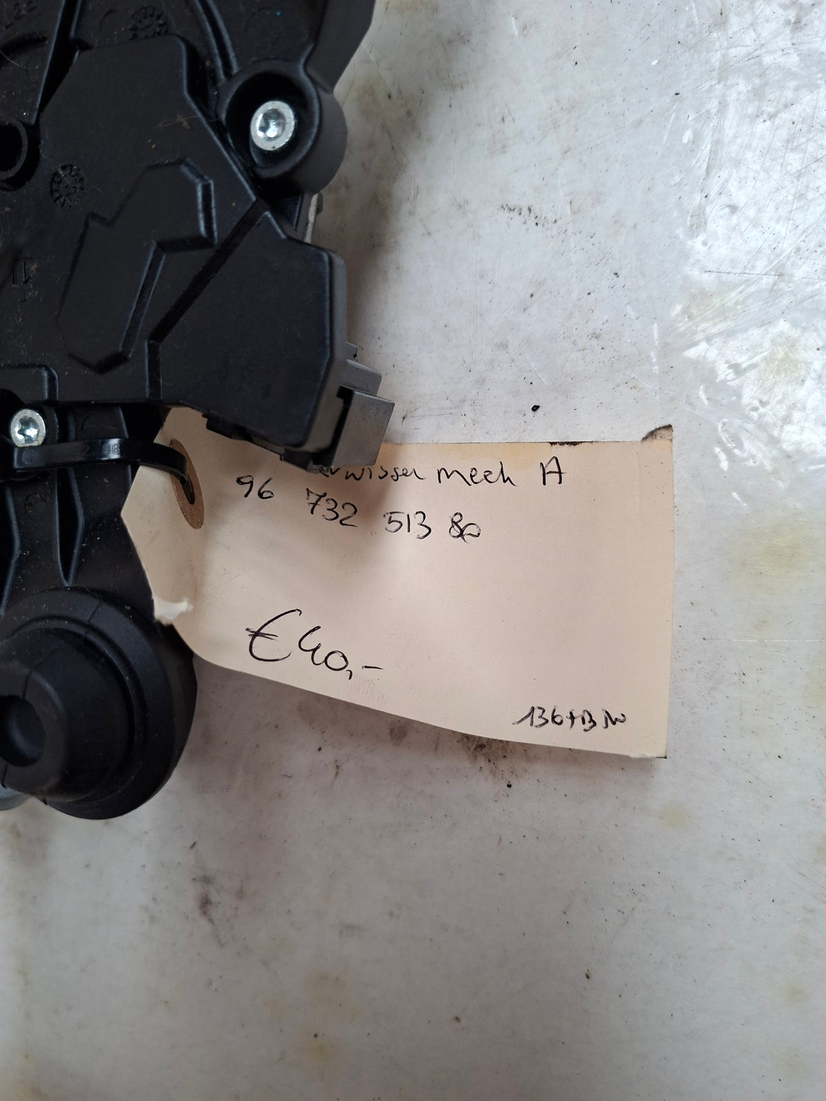 Originele ruitenwissermotor achter van een Peugeot 208 (OEM 96 732 513 80), bouwjaar 2013