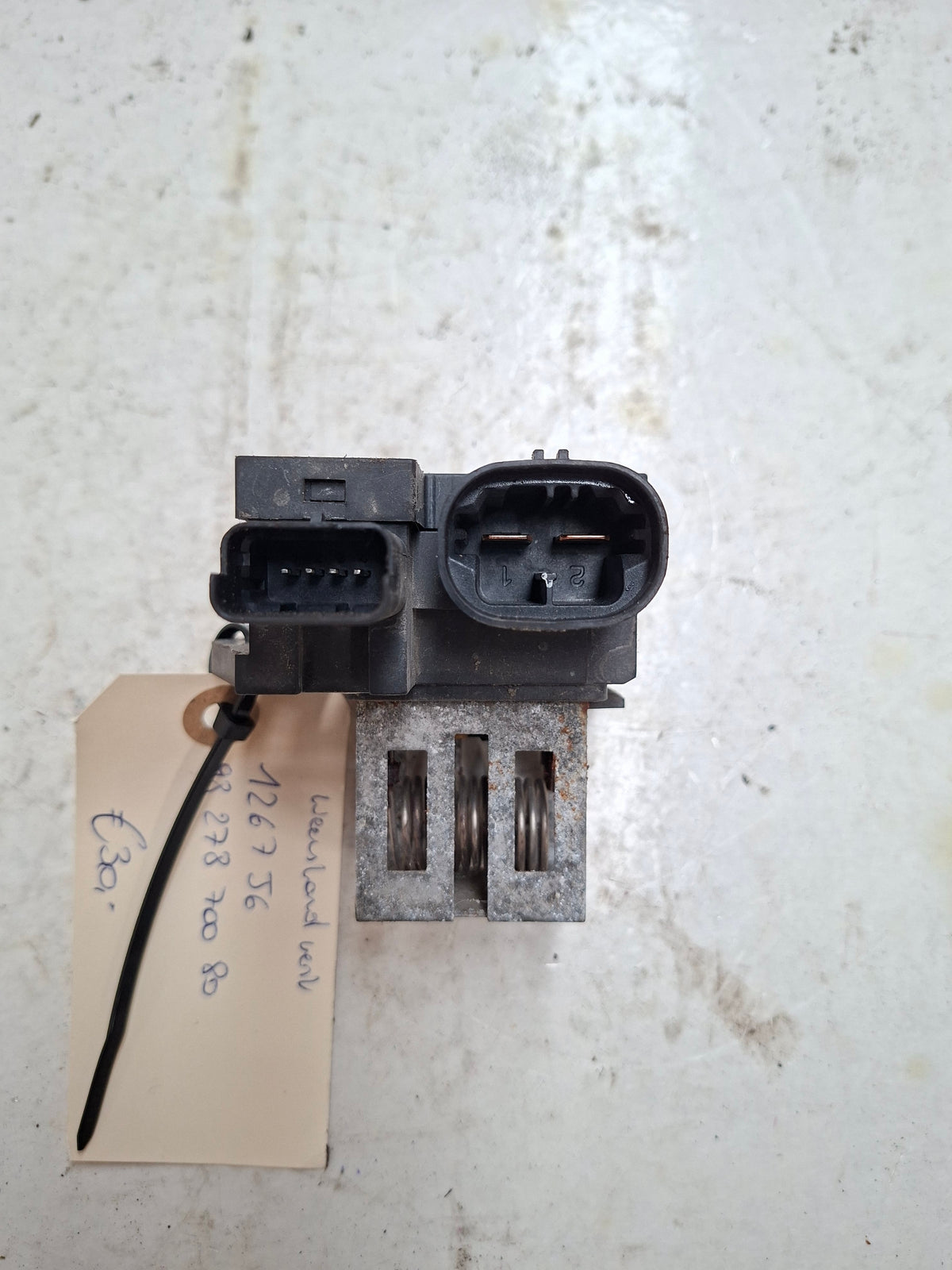 Originele weerstand ventilator van een Peugeot 208 (OEM 1267 J6 / 98 278 700 80), bouwjaar 2013