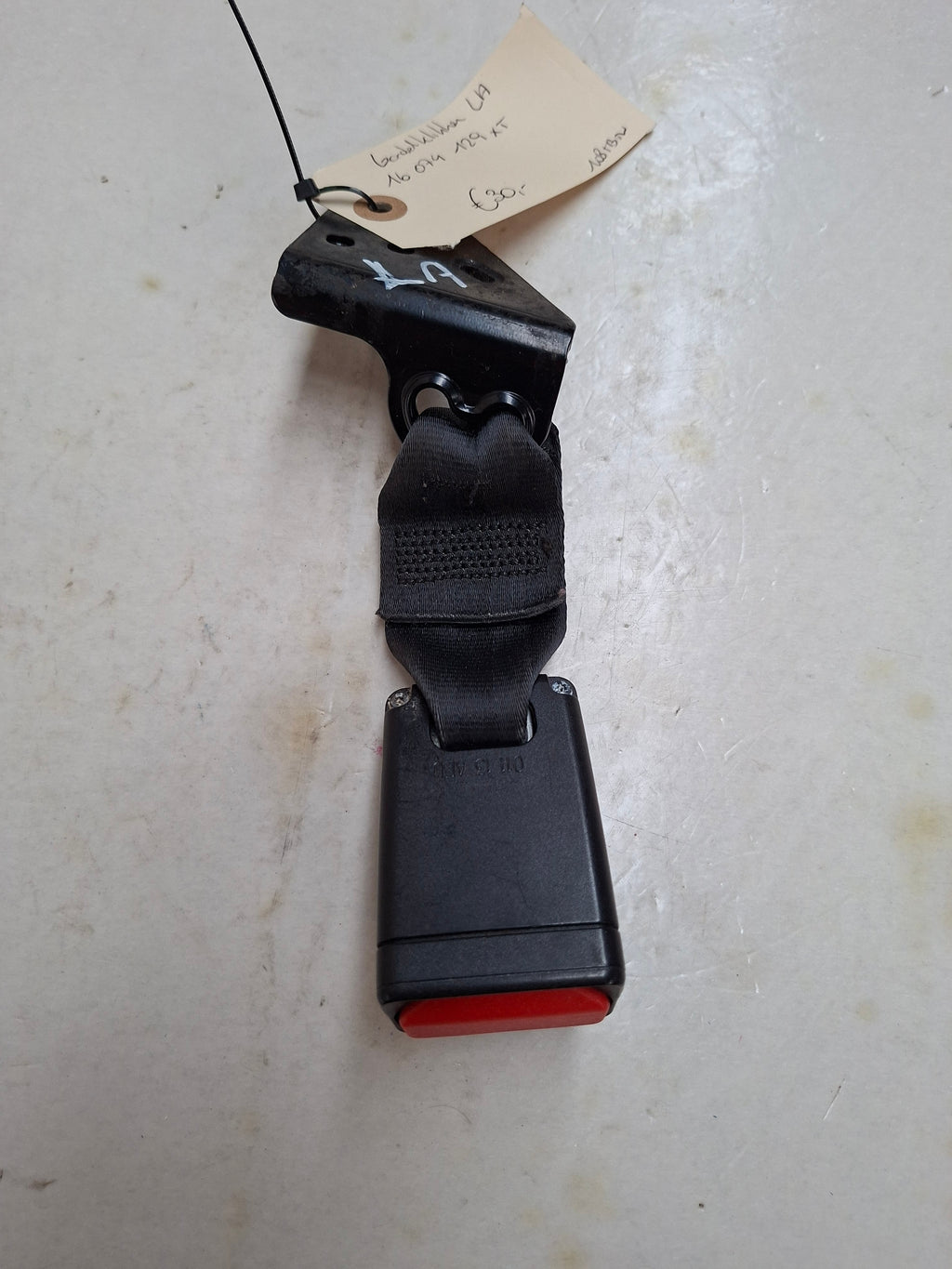 Originele gordelklikker links achter van een Peugeot 208 (OEM 16 074 129 XT), bouwjaar 2013