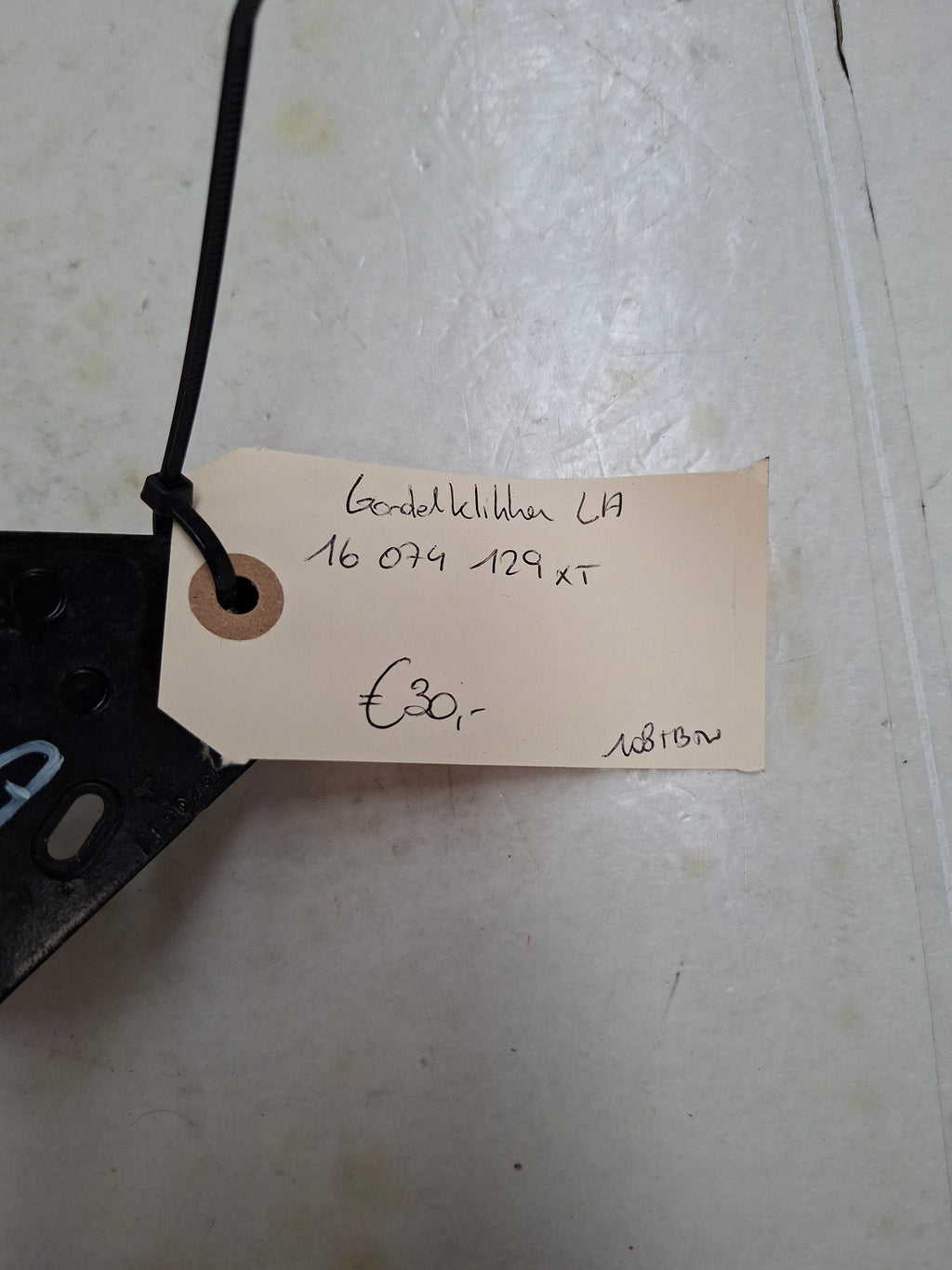 Originele gordelklikker links achter van een Peugeot 208 (OEM 16 074 129 XT), bouwjaar 2013